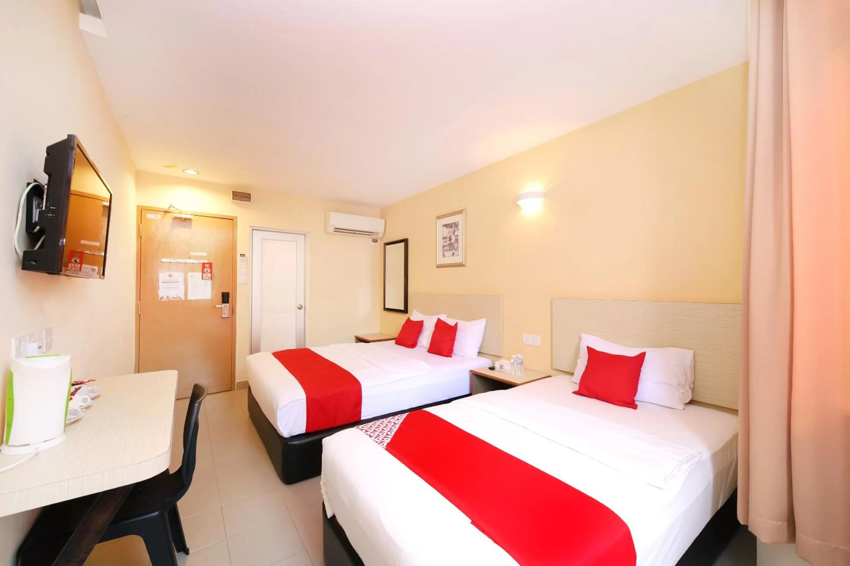 Bed in Super OYO 635 Seven Days Hotel