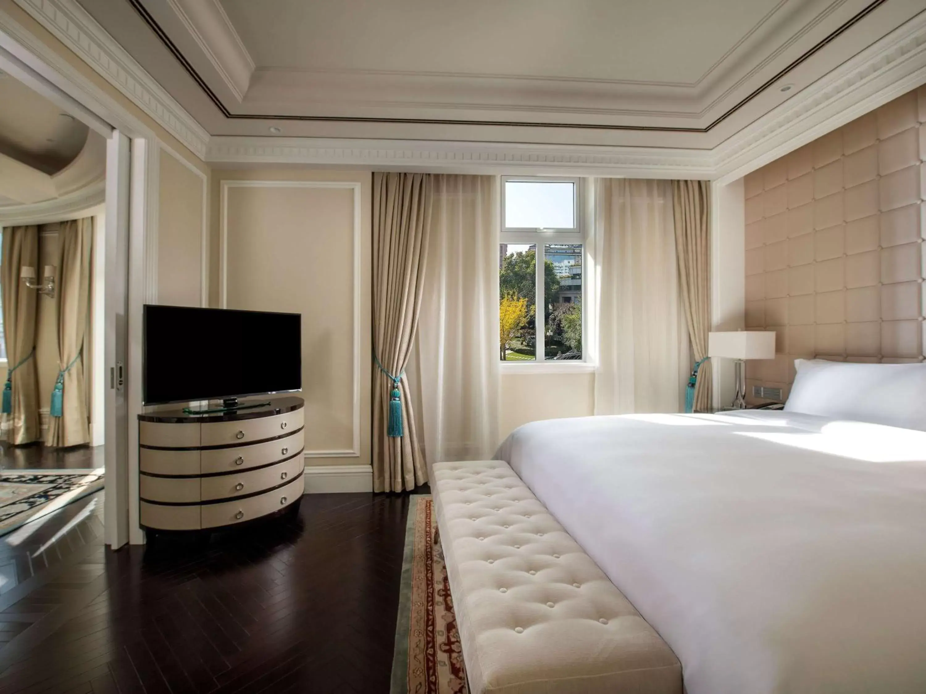 Bedroom, TV/Entertainment Center in Sofitel Legend People's Grand Hotel Xi'an