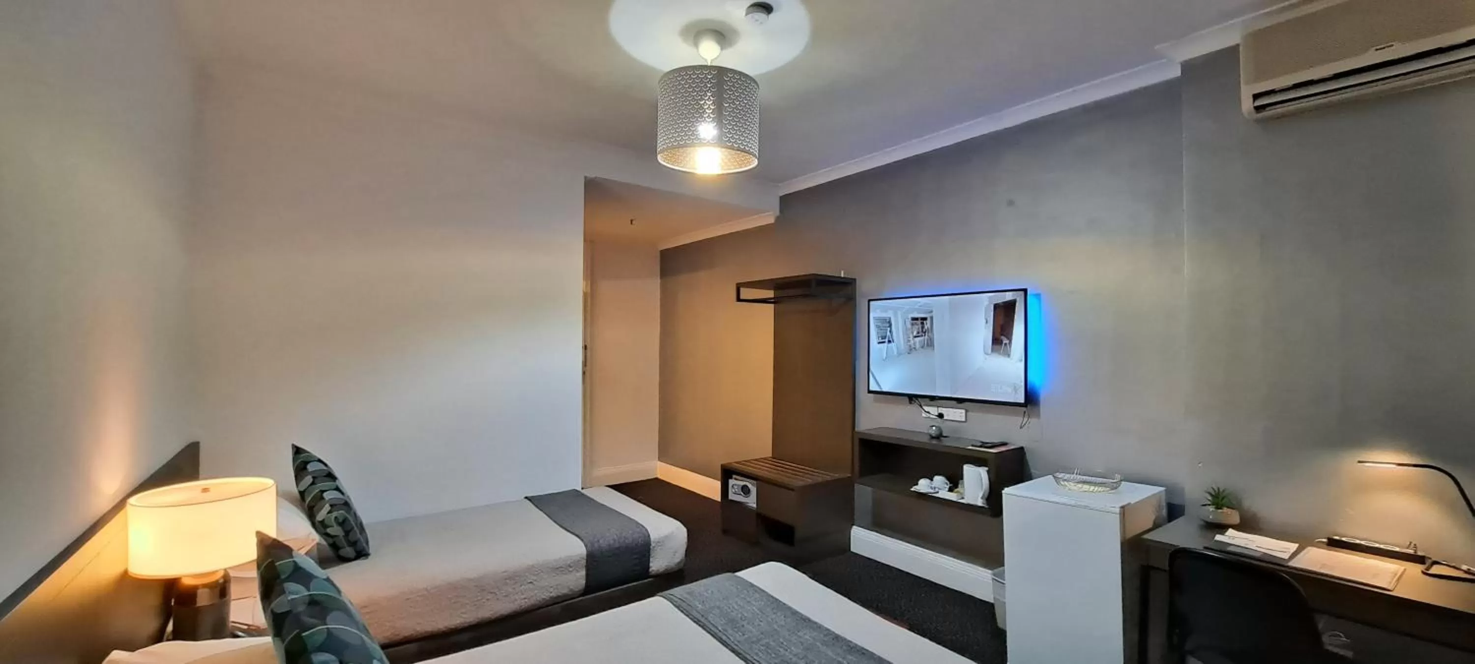 TV and multimedia, Bed in Criterion Hotel Perth