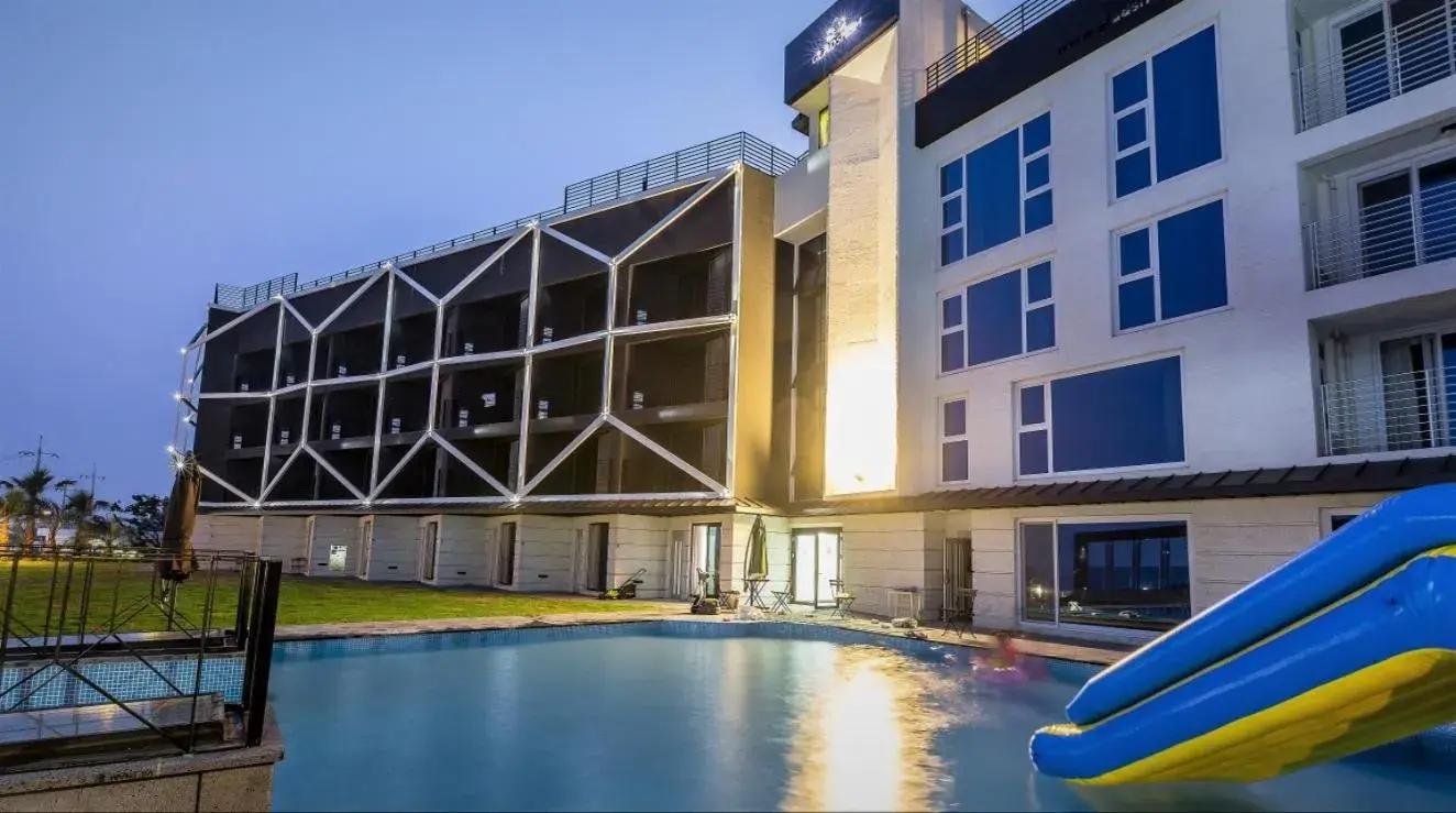 Swimming Pool in GLADSHEIM HOTEL