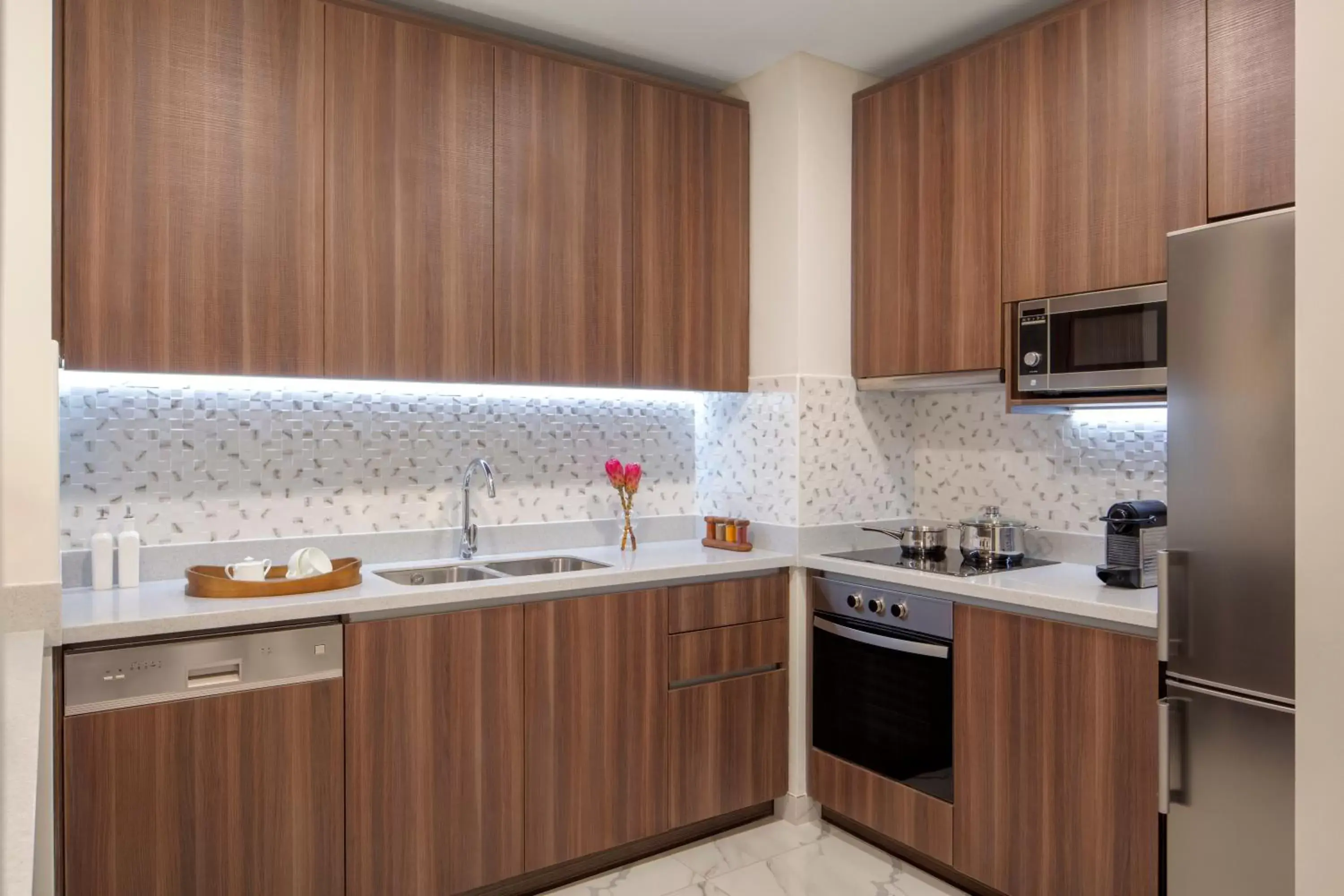 Coffee/tea facilities, Kitchen/Kitchenette in Avani Plus Palm View Dubai Hotel & Suites