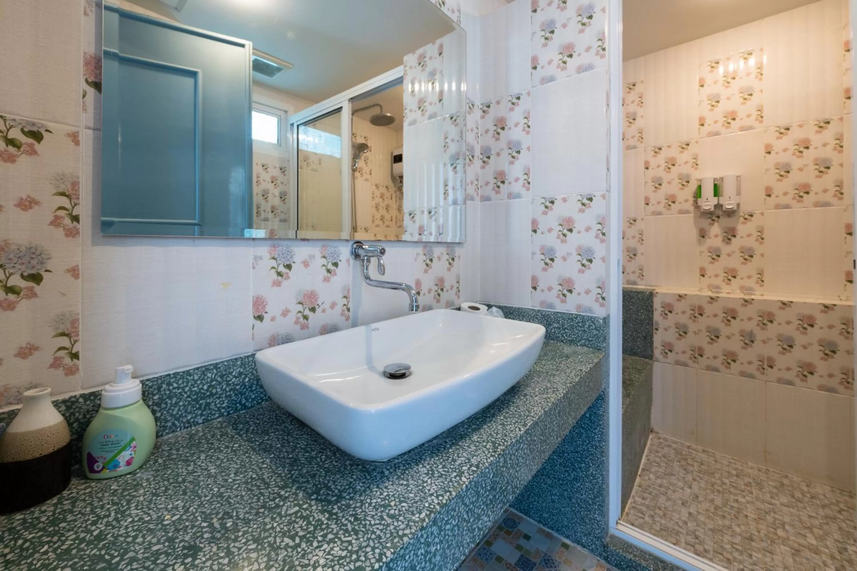 Shower in The Lilly Hotel