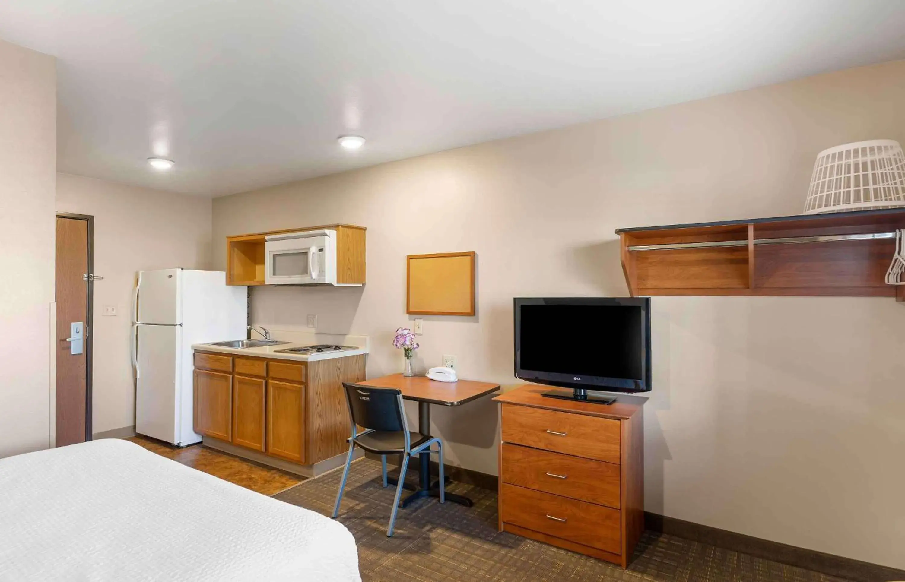 Bedroom, TV/Entertainment Center in Extended Stay America Select Suites - Loveland