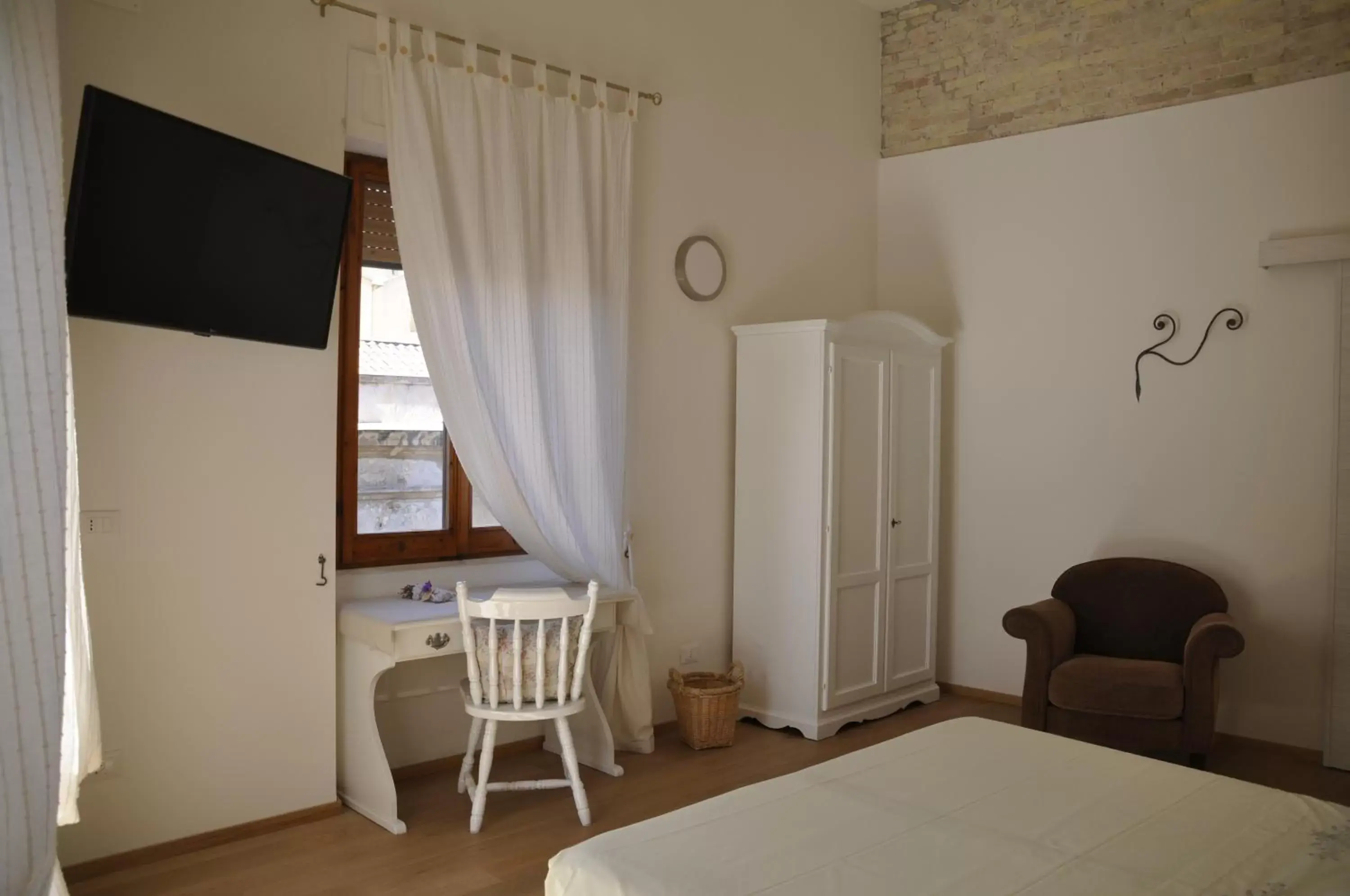 Bedroom, TV/Entertainment Center in Bed and Breakfast San Saturnino