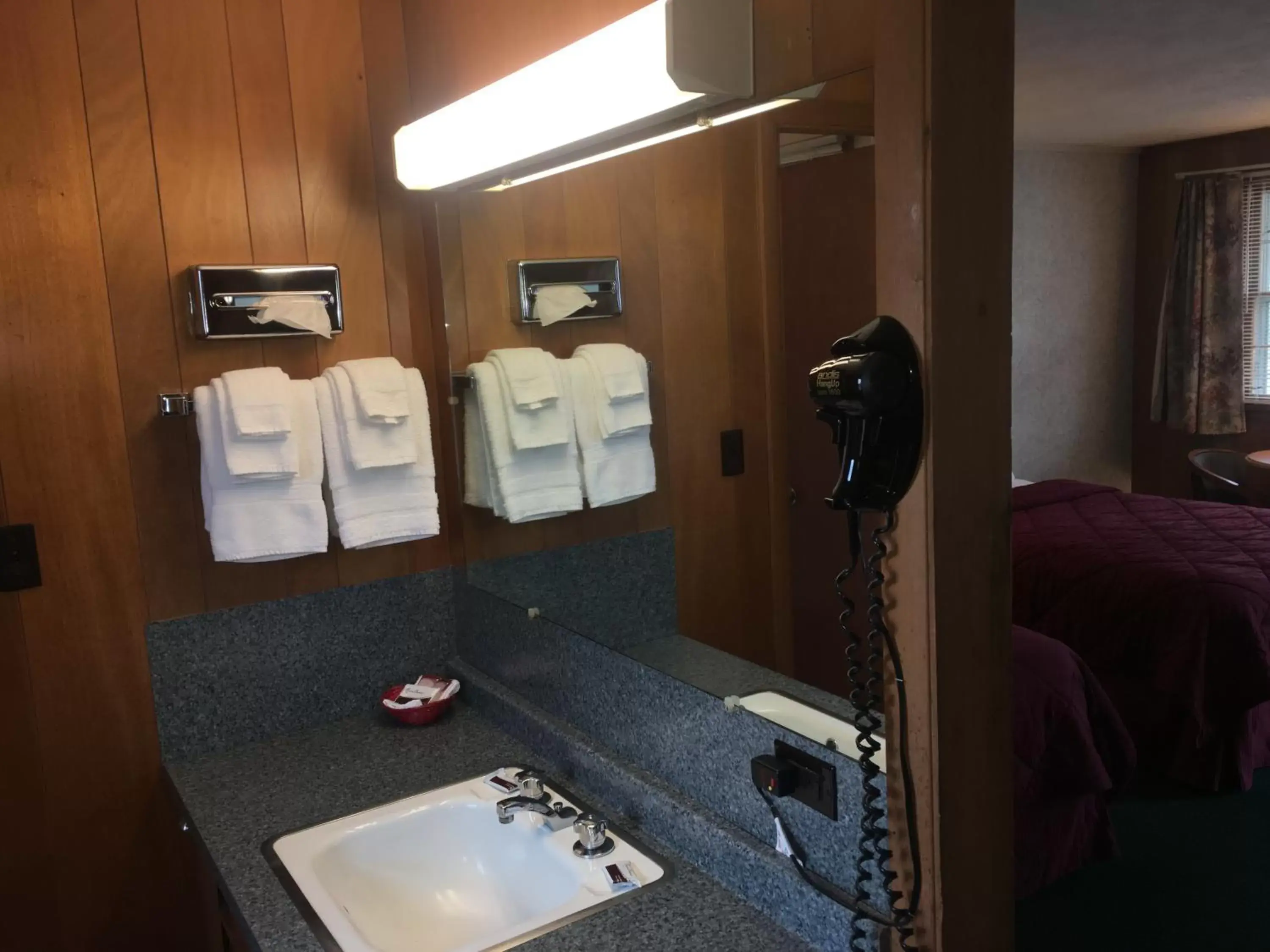 Bathroom in Stonybrook Motel & Lodge