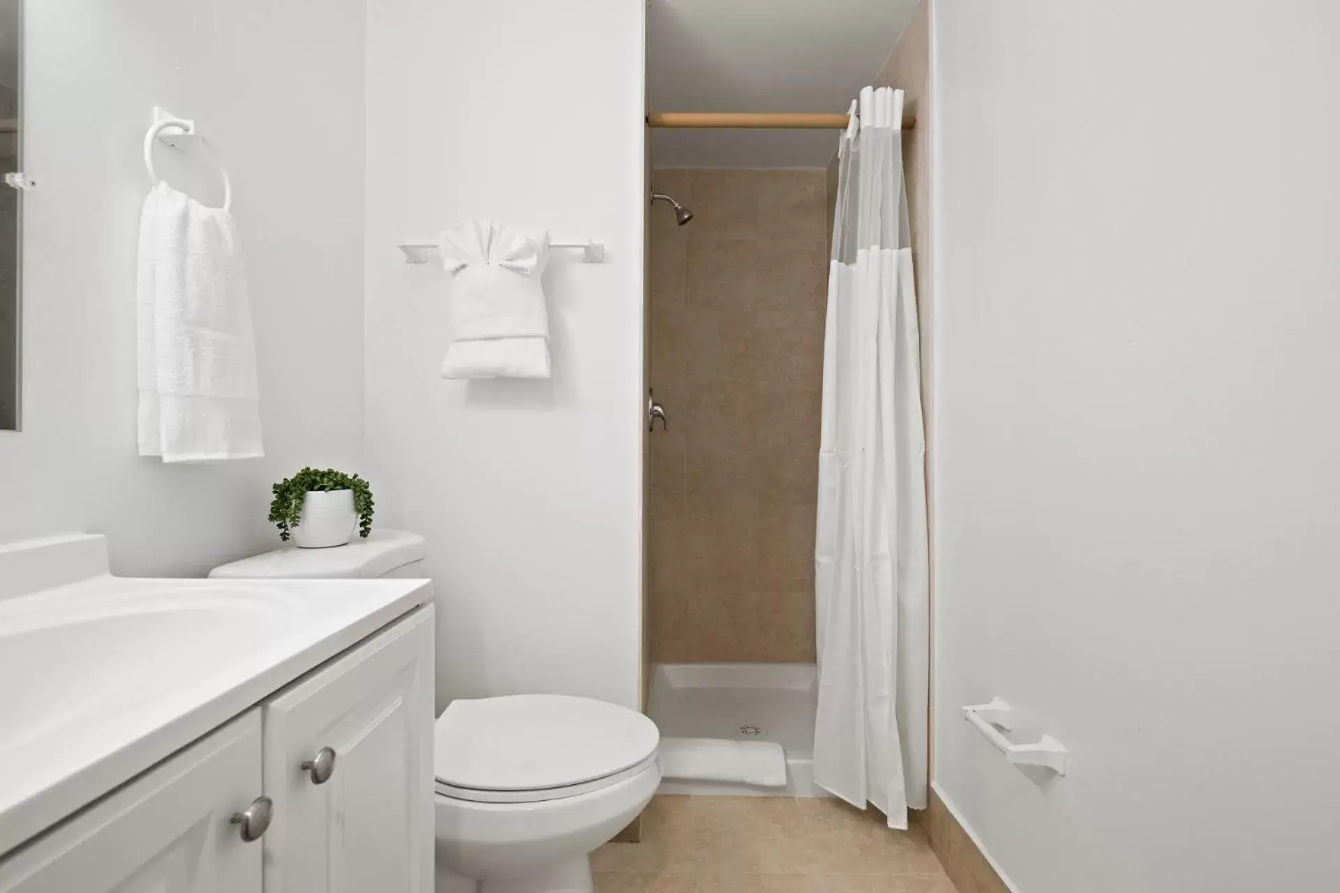 Shower, Bathroom in Sunset Inn-South Miami