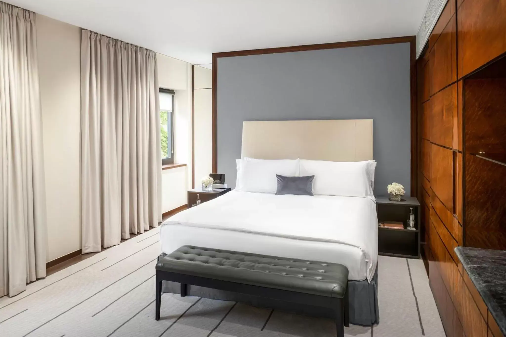 Photo of the whole room, Bed in COMO The Halkin