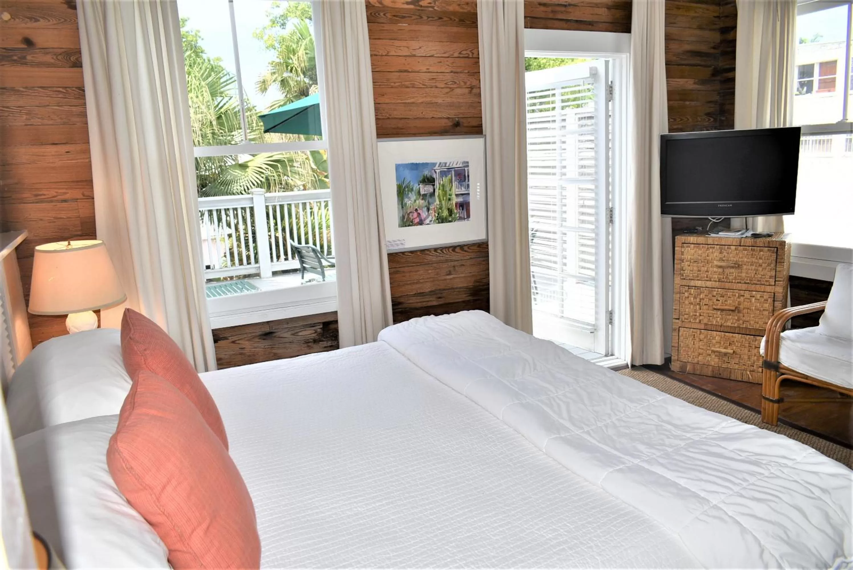 Photo of the whole room, Bed in Simonton Court Historic Inn & Cottages