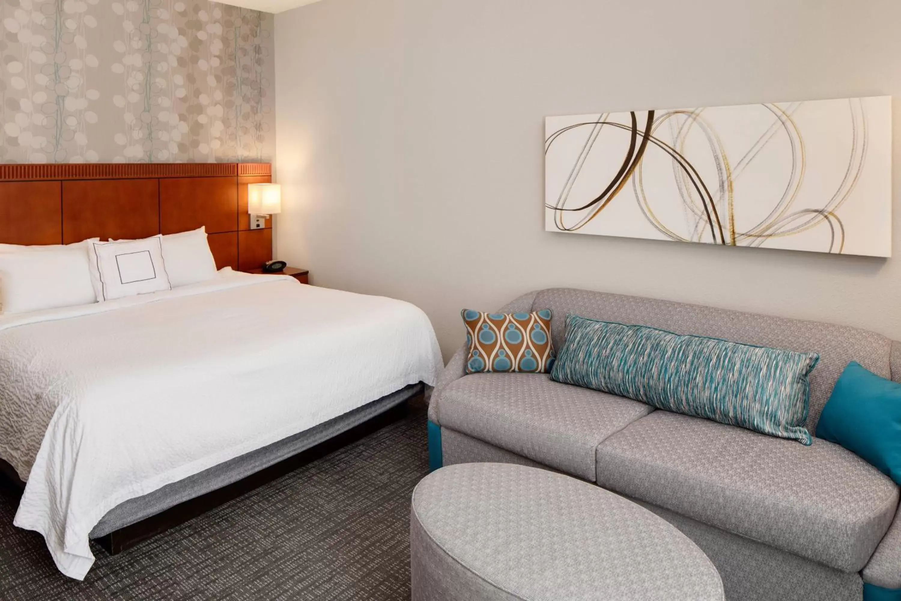 Photo of the whole room, Bed in Courtyard by Marriott Pittsburgh West Homestead Waterfront