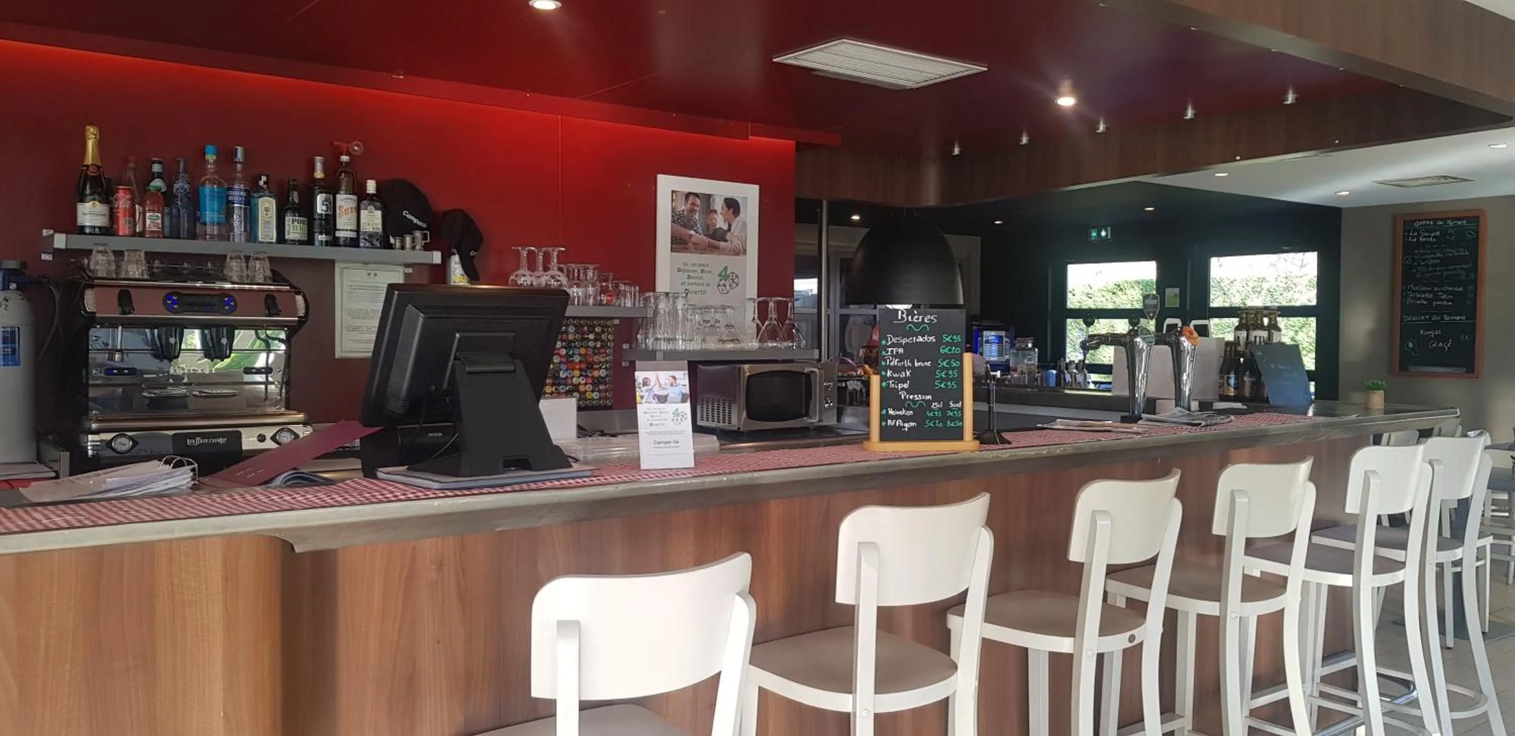 Lounge or bar in Campanile Hotel Chantilly