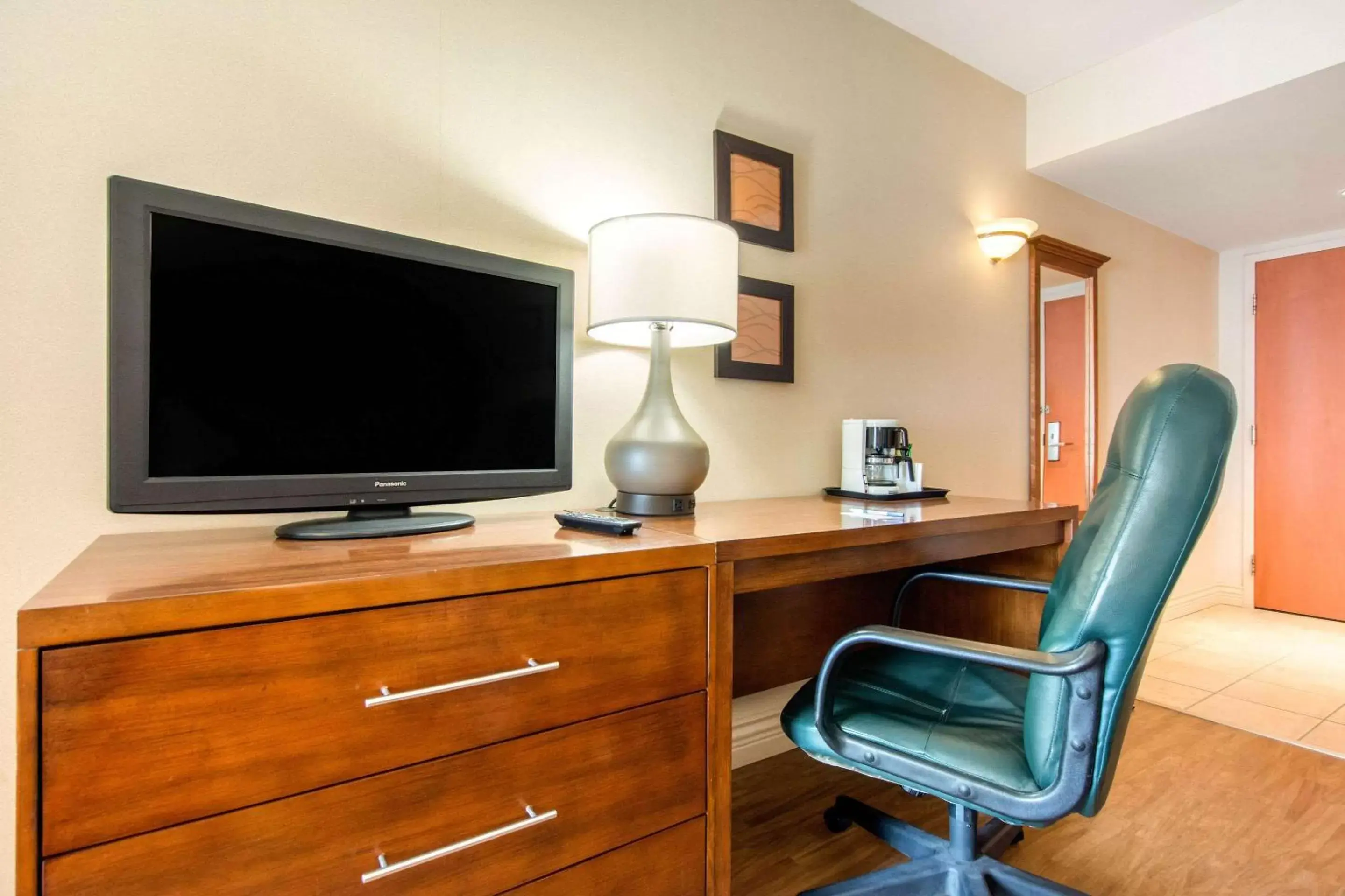 Photo of the whole room, TV/Entertainment Center in Comfort Inn & Suites Shawinigan