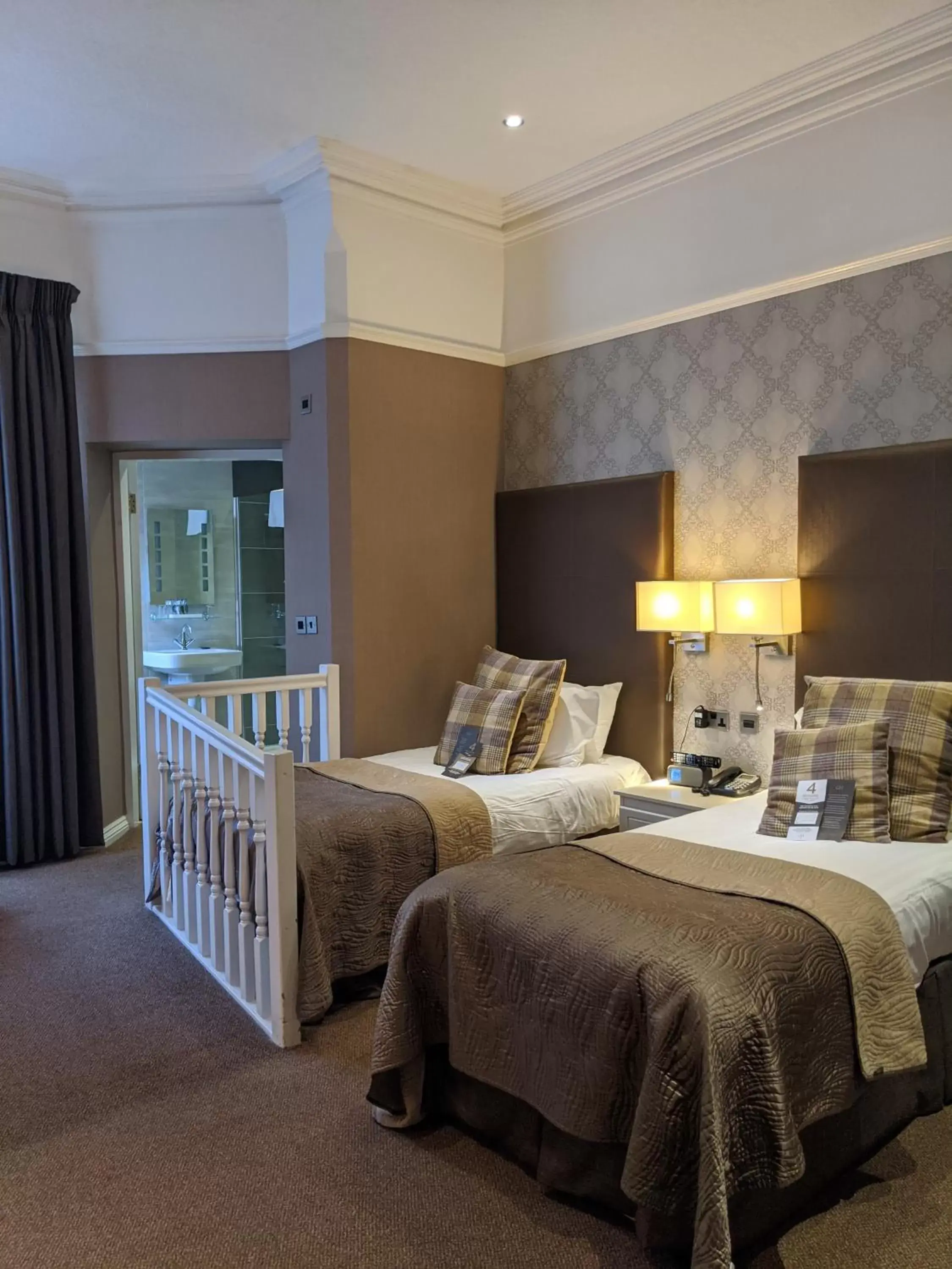 Facility for disabled guests, Bed in Glendower Hotel BW Signature Collection