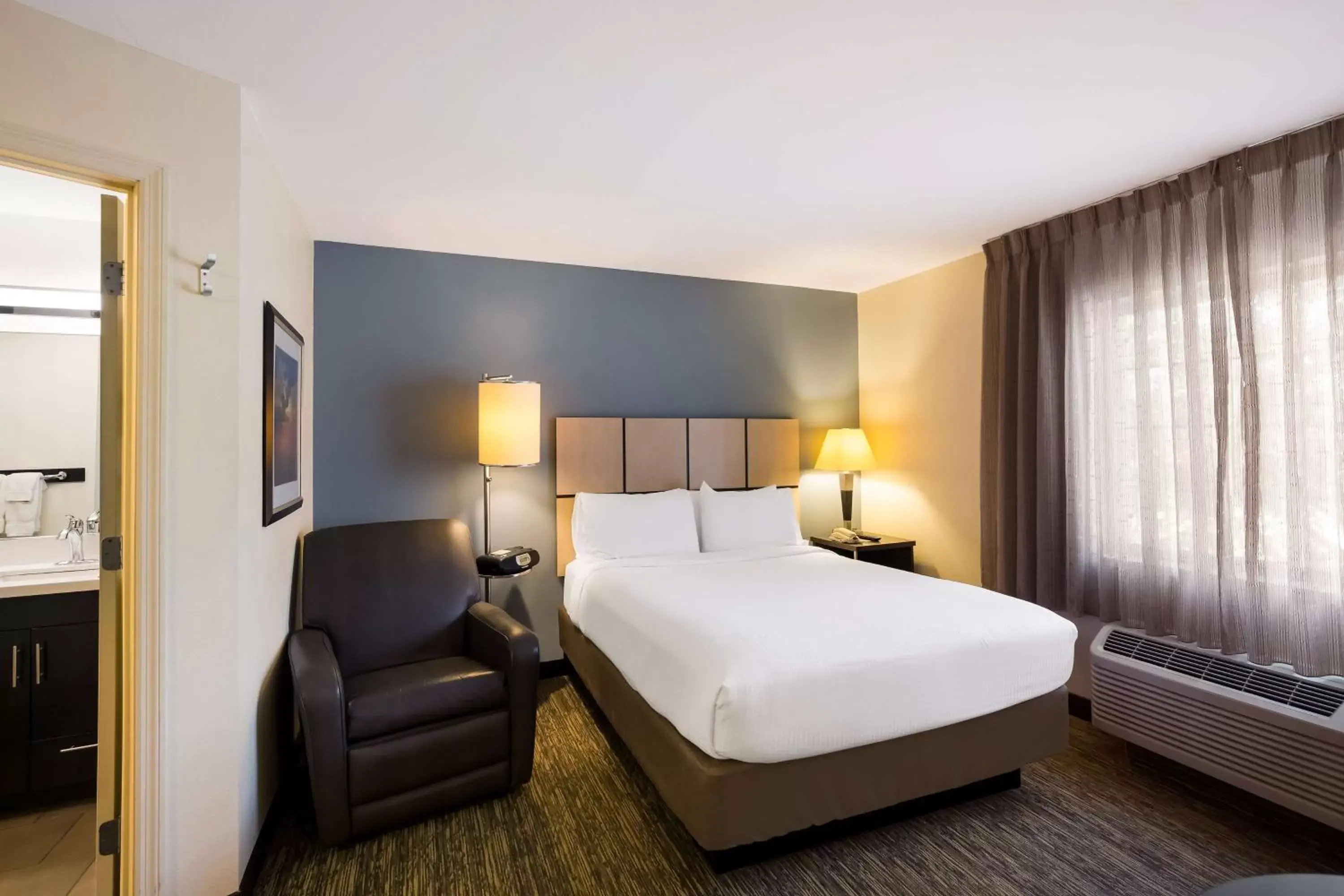 Photo of the whole room, Bed in Sonesta Simply Suites St Louis Earth City