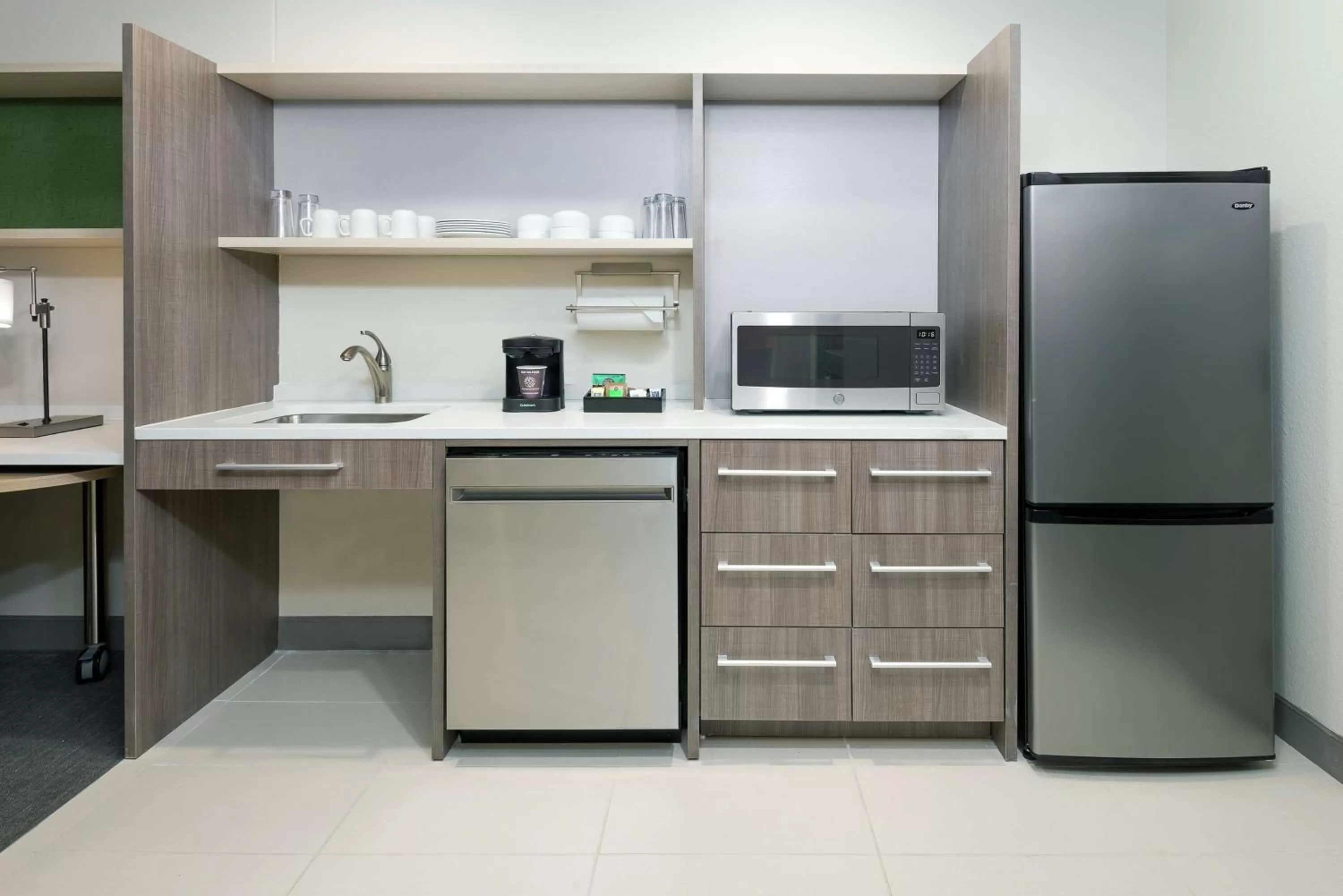 Kitchen or kitchenette in Home2 Suites By Hilton Orlando Near UCF