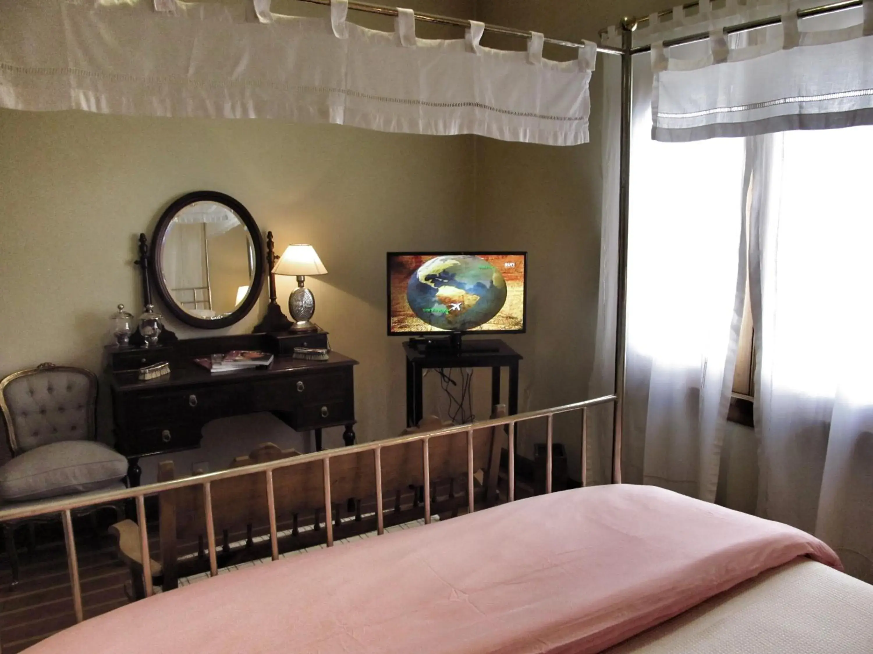 Bedroom, TV/Entertainment Center in Solar De La Plaza