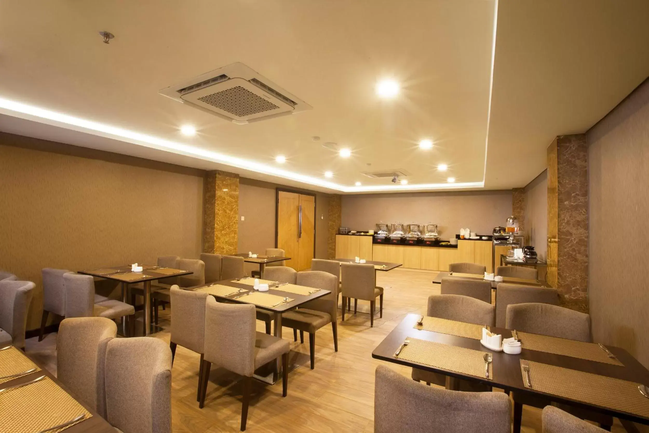 Restaurant/Places to Eat in Verse Lite Hotel Gajah Mada