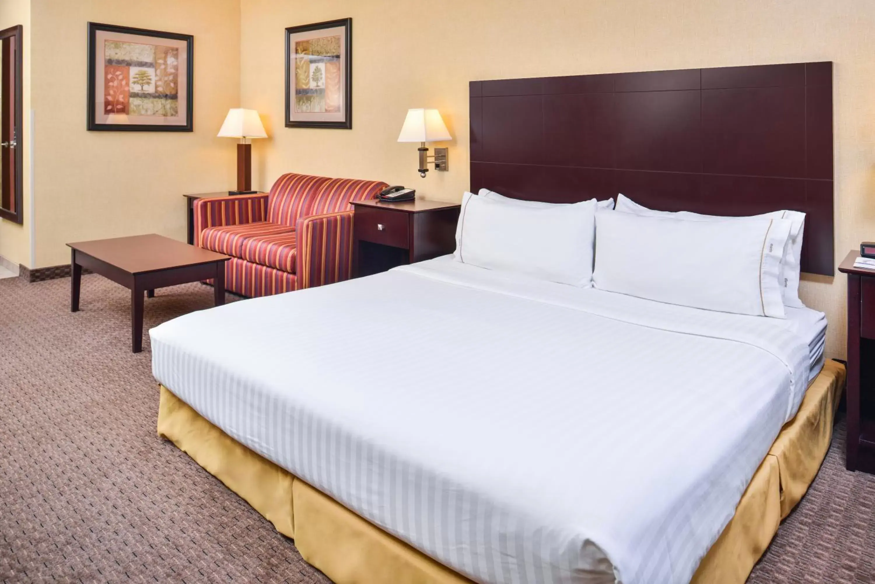 Bedroom, Bed in Holiday Inn Express Hotel & Suites Portland - Jantzen Beach, an IHG Hotel