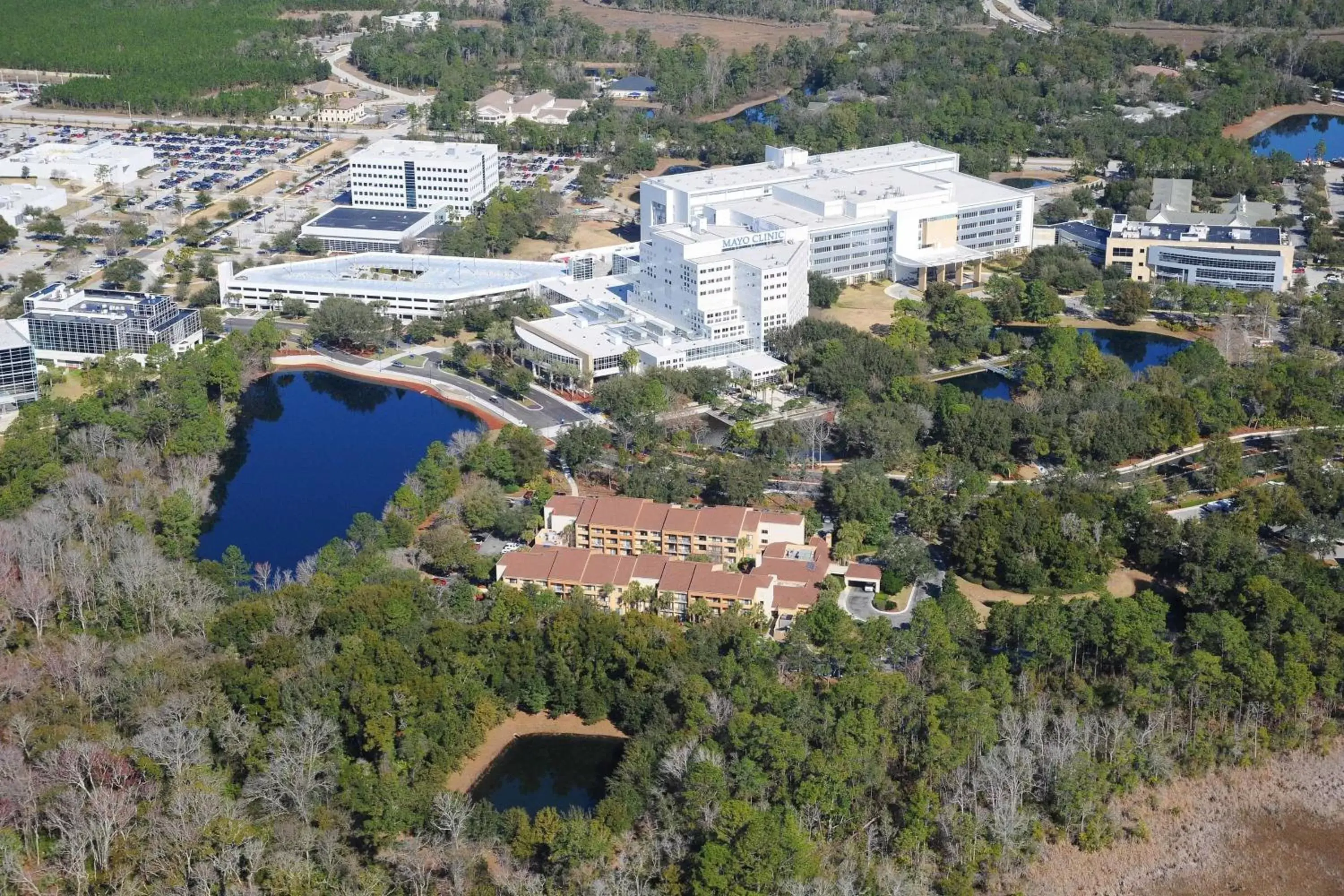 Property building, Bird's-eye View in Courtyard by Marriott Jacksonville at the Mayo Clinic Campus/Beaches