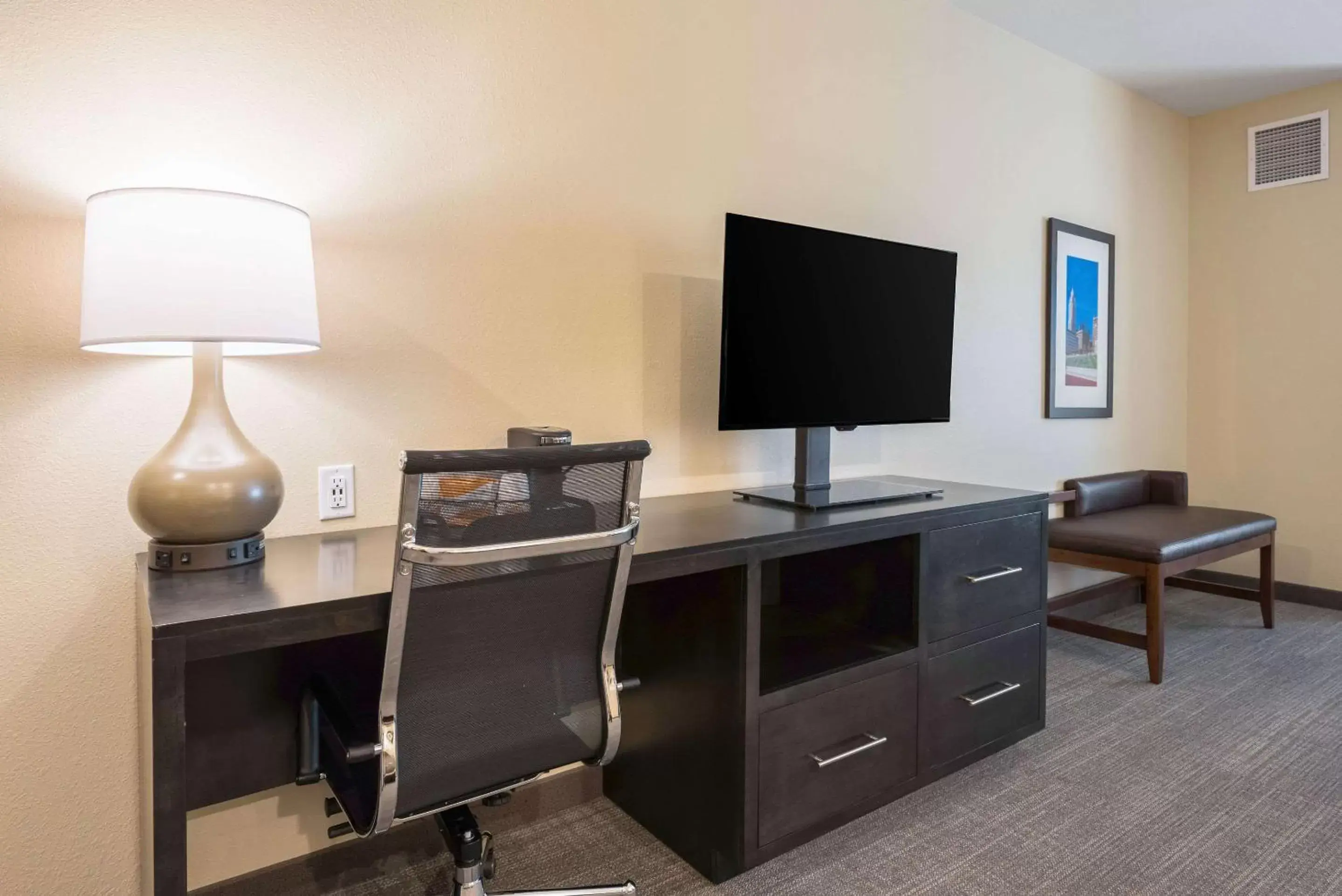 Photo of the whole room, TV/Entertainment Center in Comfort Suites Marysville Columbus - Northwest