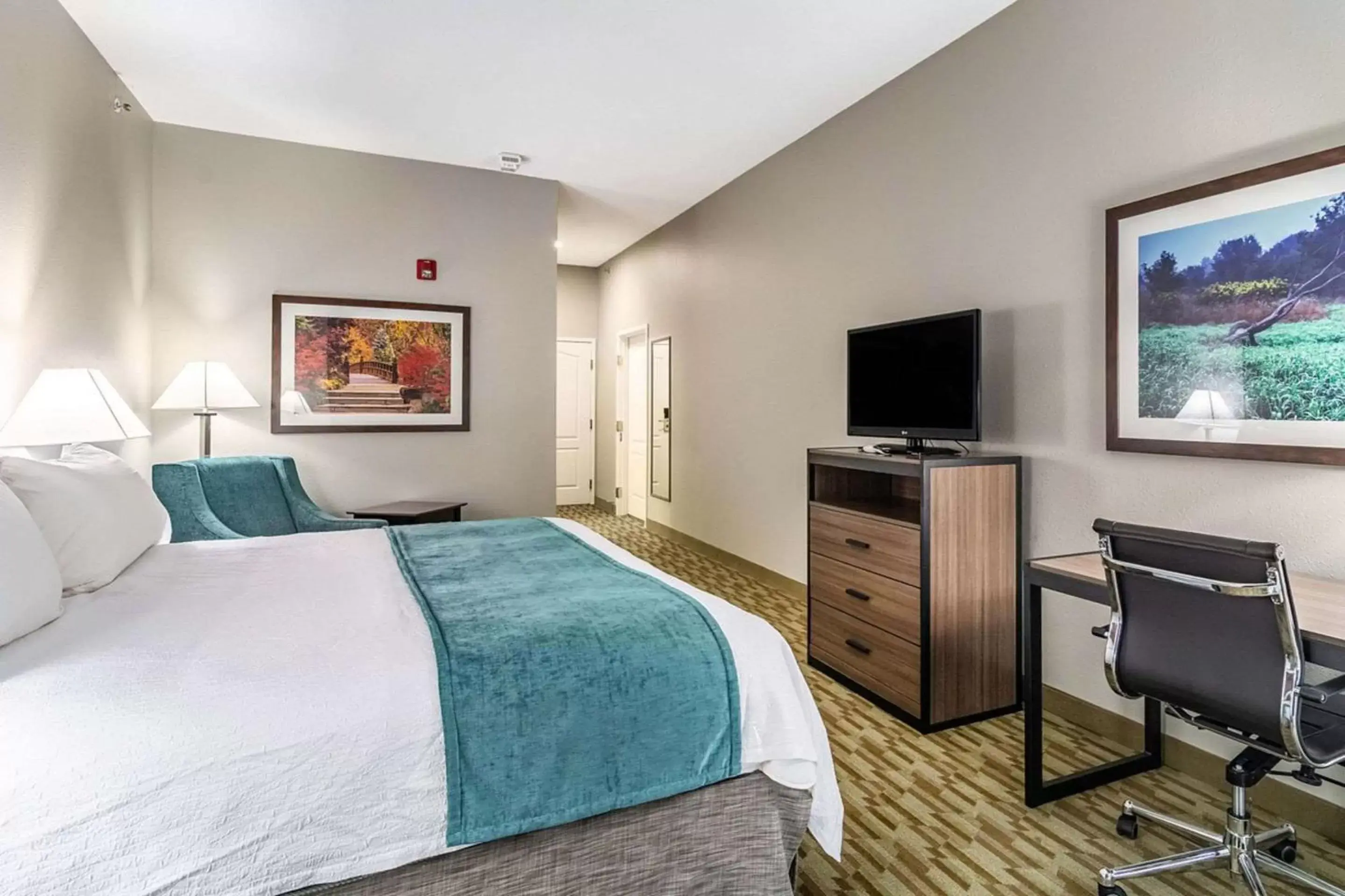 Bed, TV/Entertainment Center in Riverview Inn & Suites, Ascend Hotel Collection