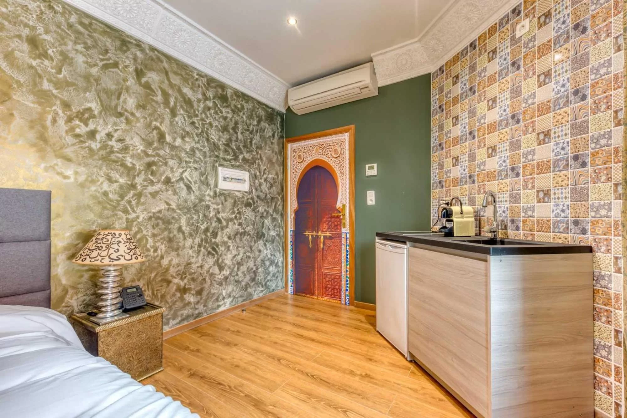 Kitchen or kitchenette, Bed in Ryad Mogador Liège