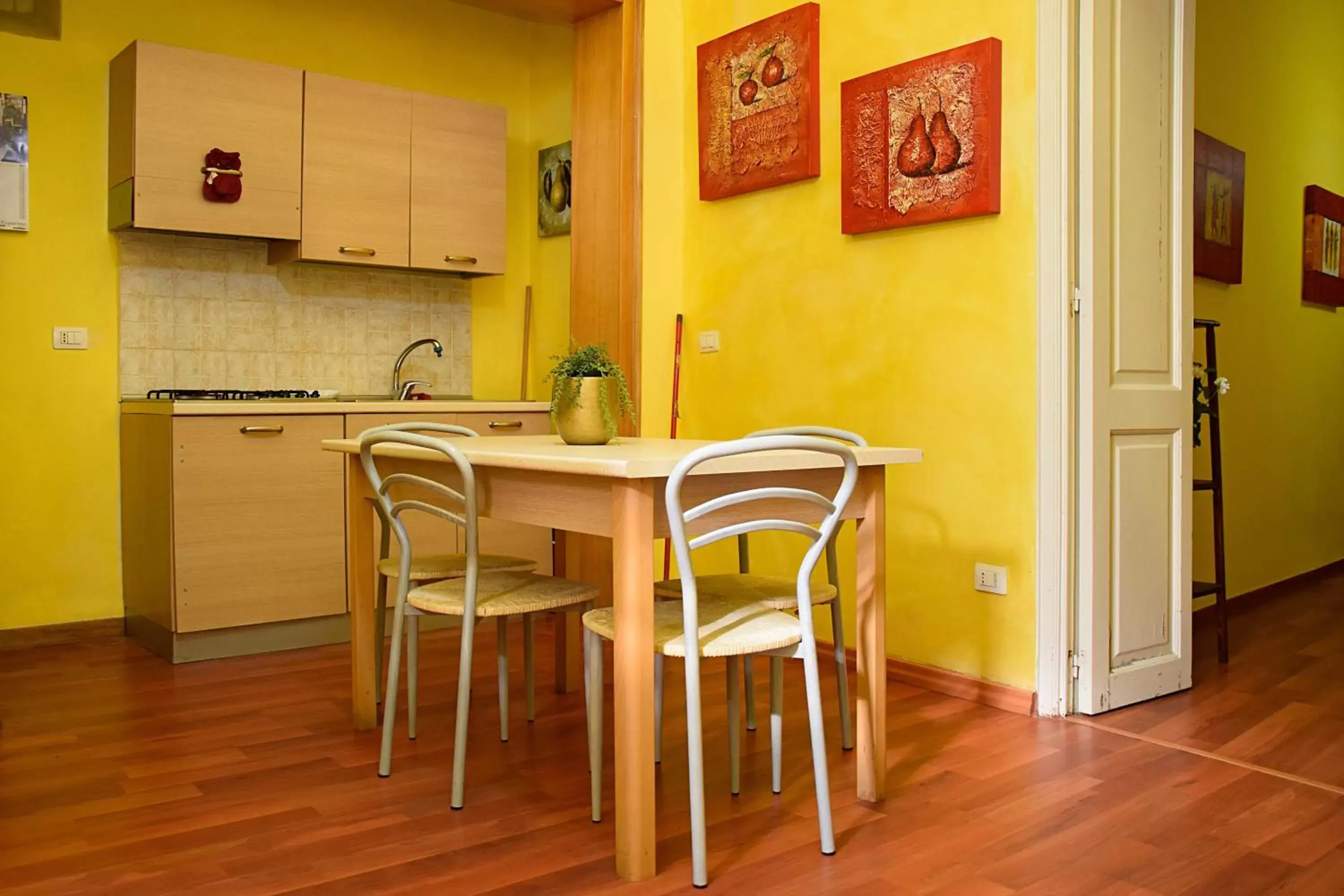 Communal lounge/ TV room, Kitchen/Kitchenette in B&B La Corte Lecce