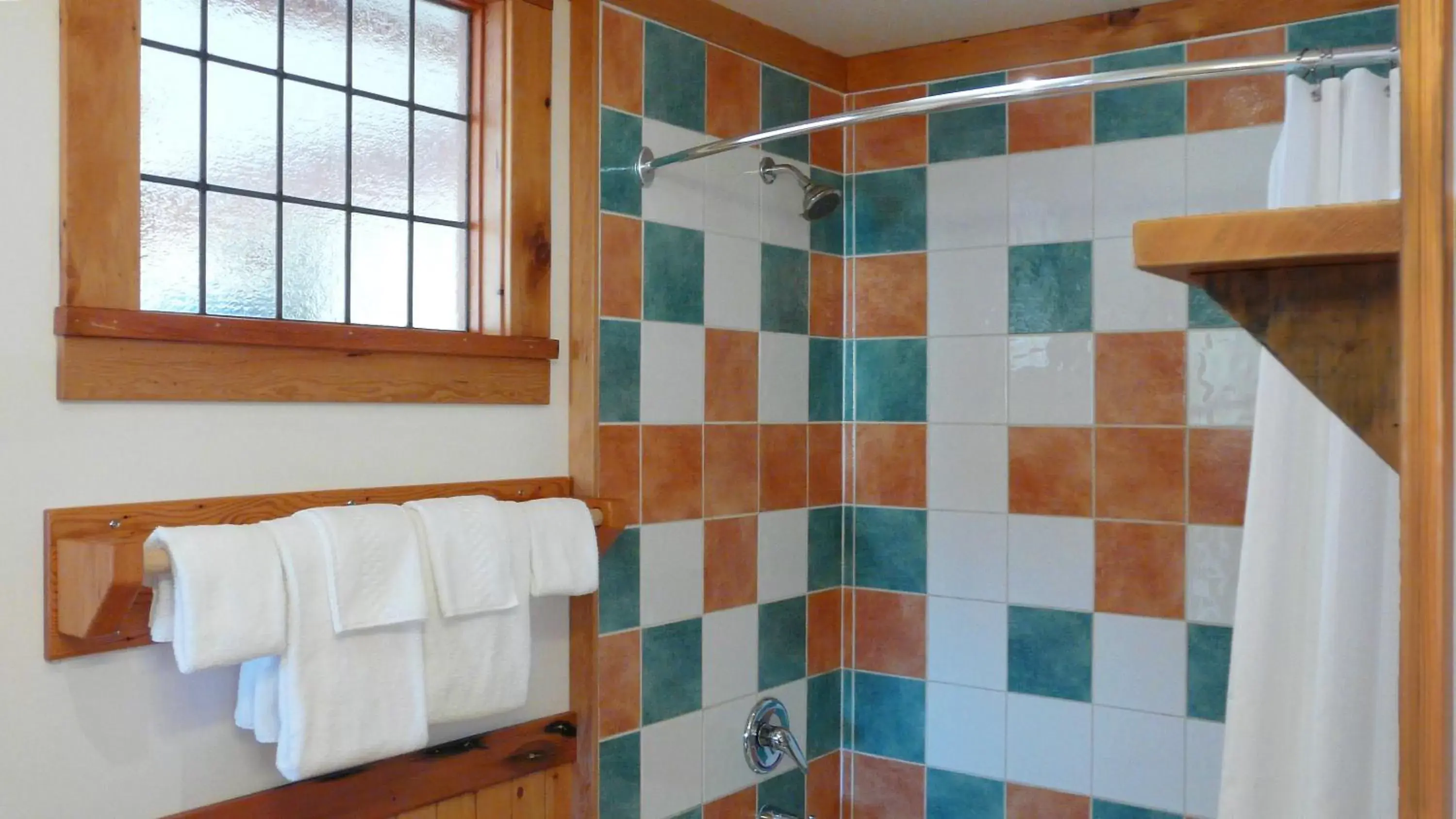 Shower, Bathroom in Seine Boat Inn