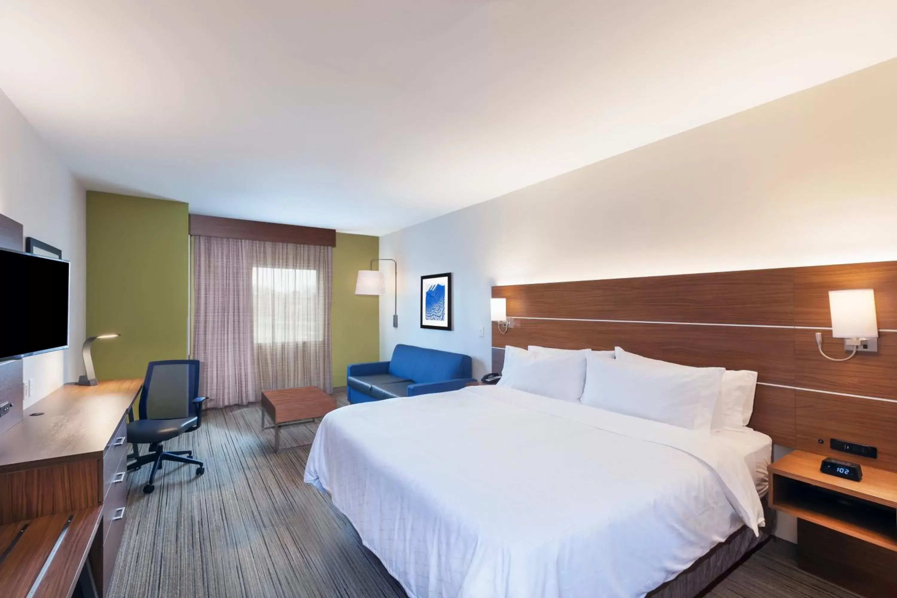 Photo of the whole room, Bed in Holiday Inn Express & Suites - Lenexa - Overland Park Area, an IHG Hotel