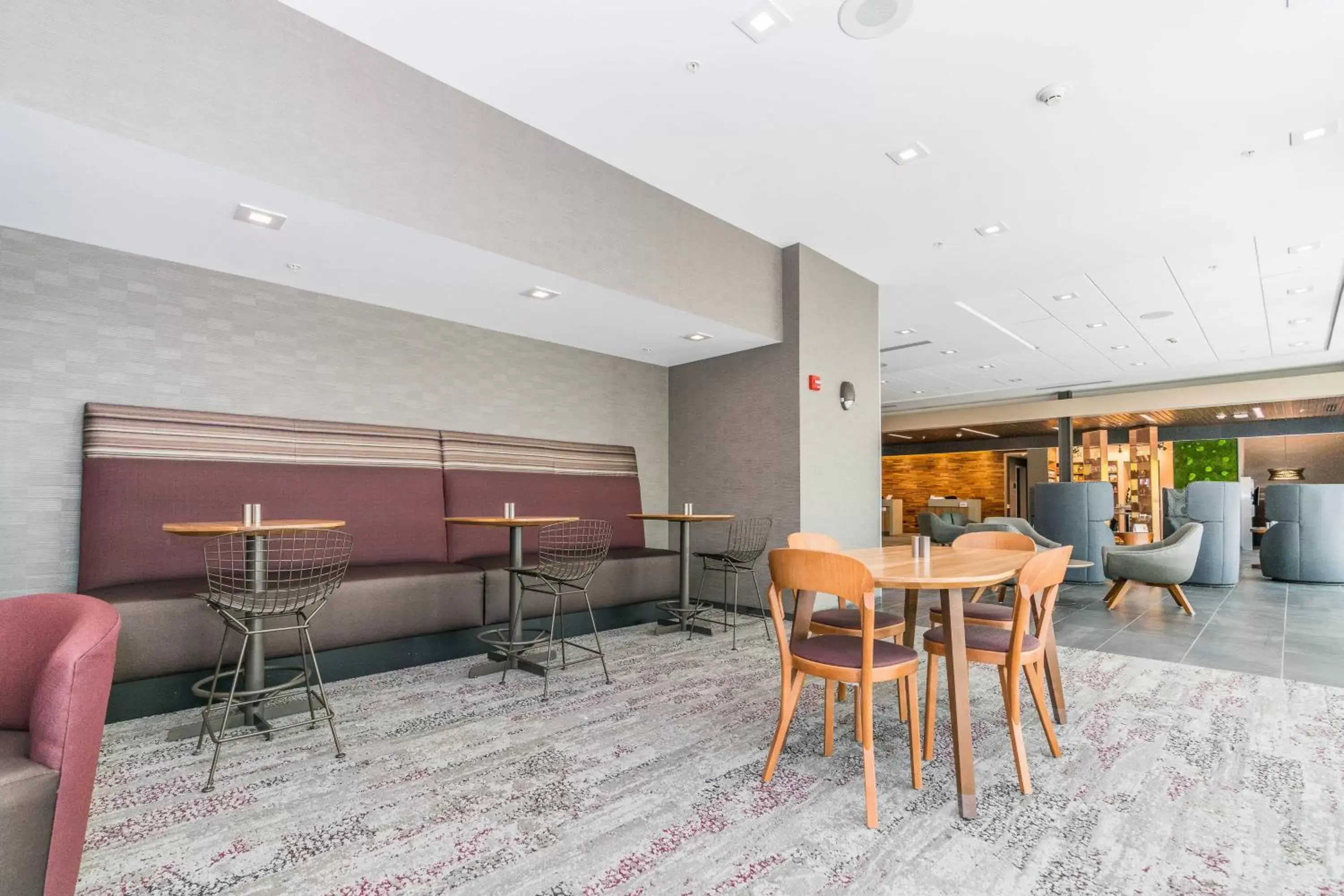 Restaurant/places to eat in Courtyard by Marriott West Springfield