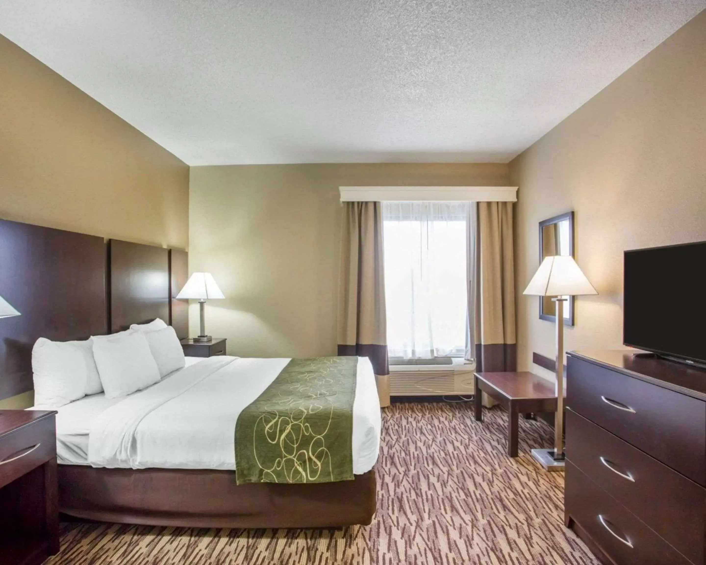 Photo of the whole room, Bed in Comfort Suites Lebanon