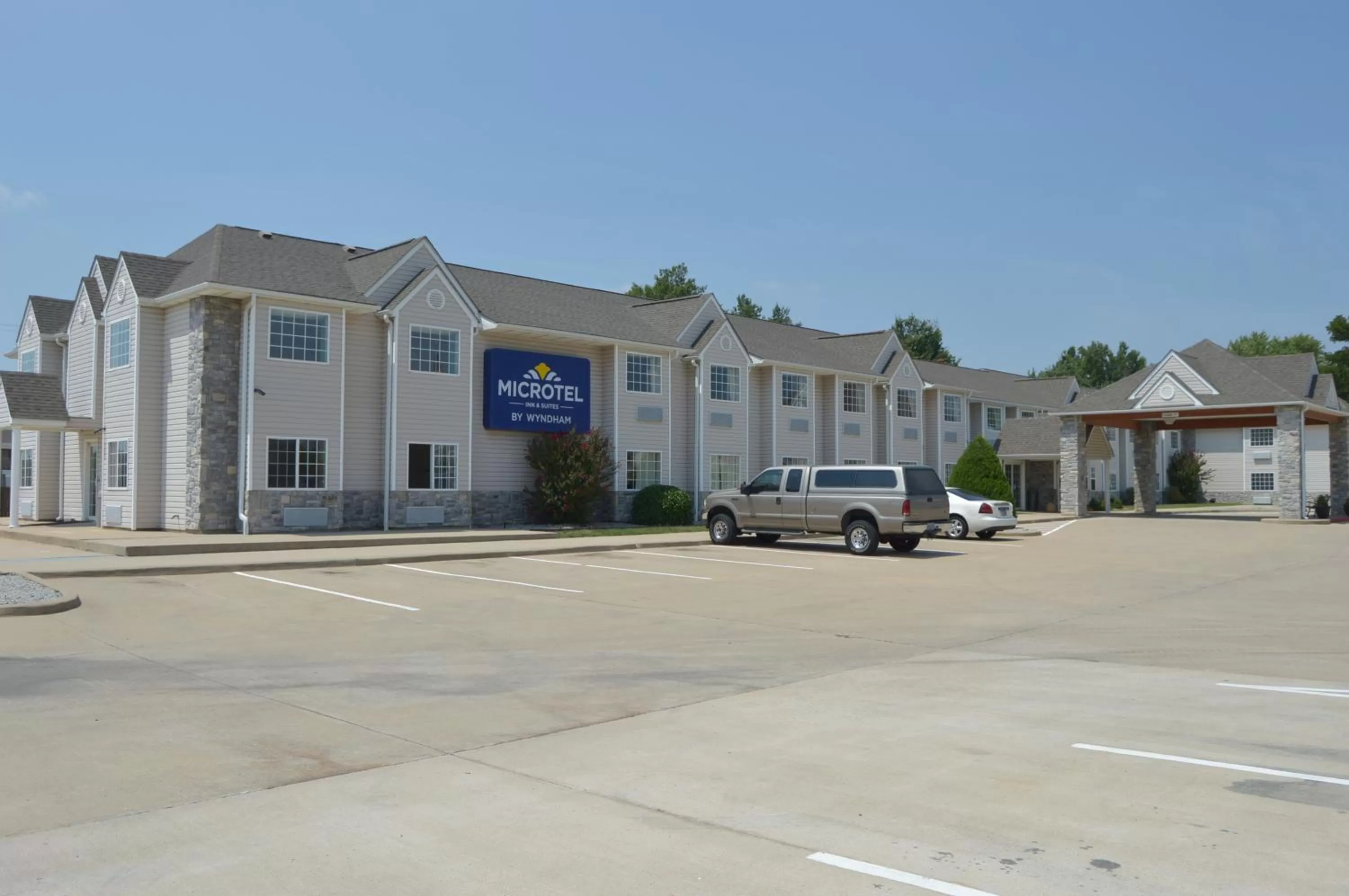 Property building in Microtel Inn and Suites By Wyndham Miami OK