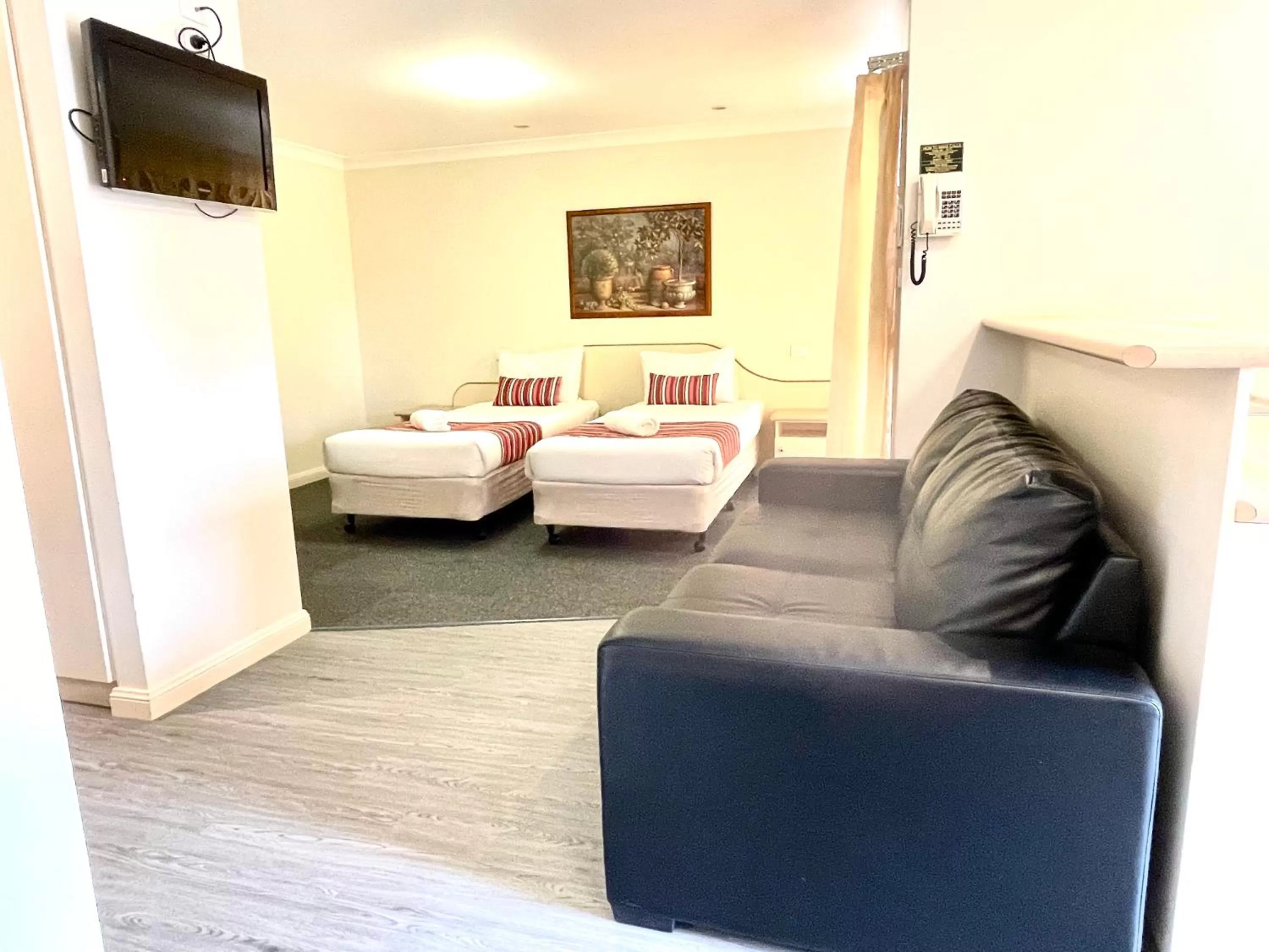 Living room, Bed in Golfview Motor Inn