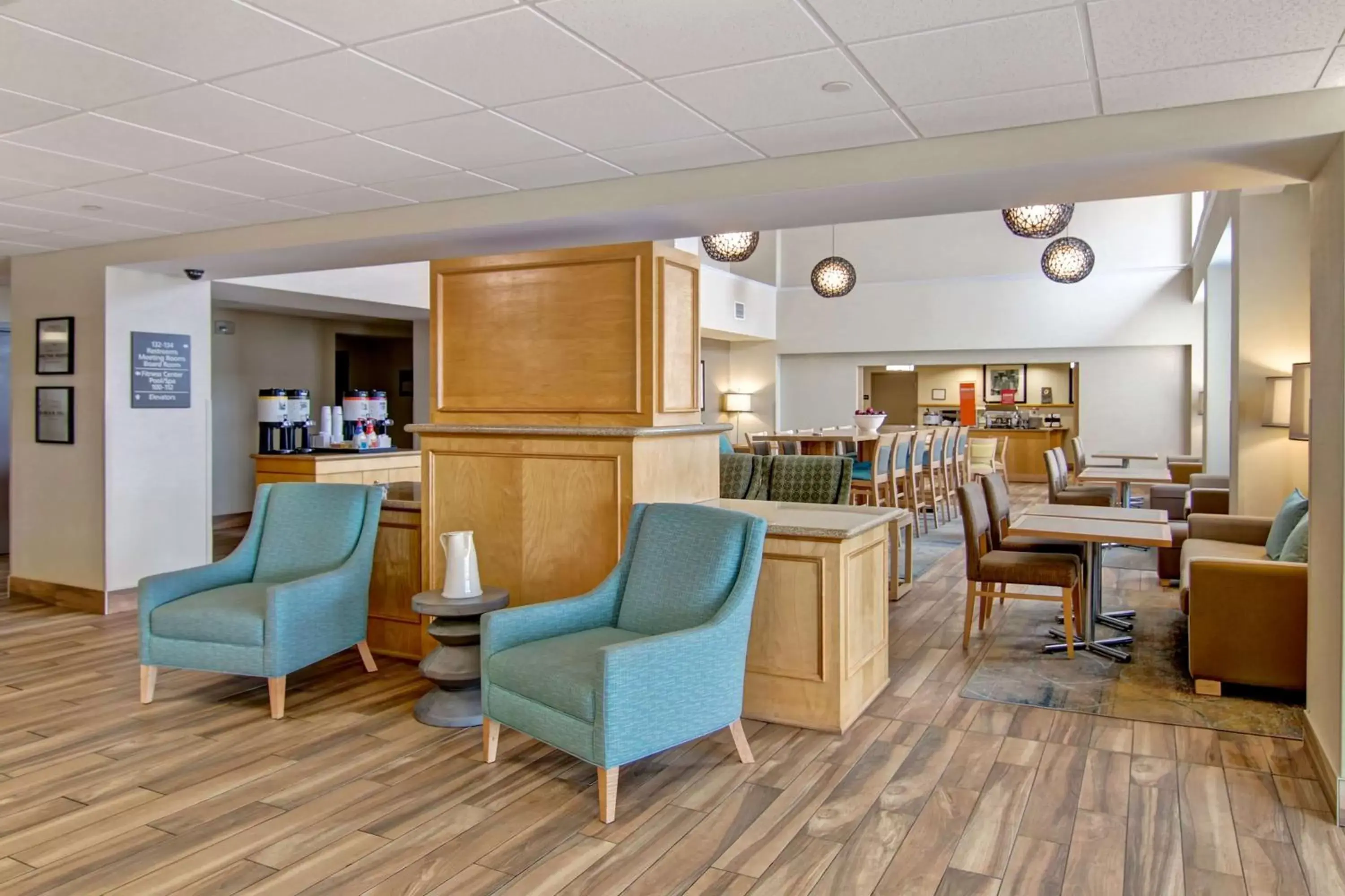 Dining area, Lounge/Bar in Hampton Inn & Suites Saint John