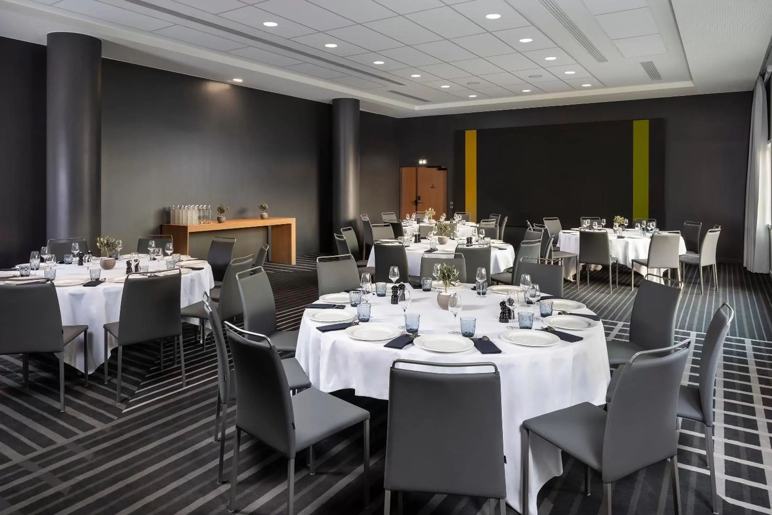 Business facilities, Restaurant/Places to Eat in INNSiDE by Meliá Paris Charles de Gaulle Airport