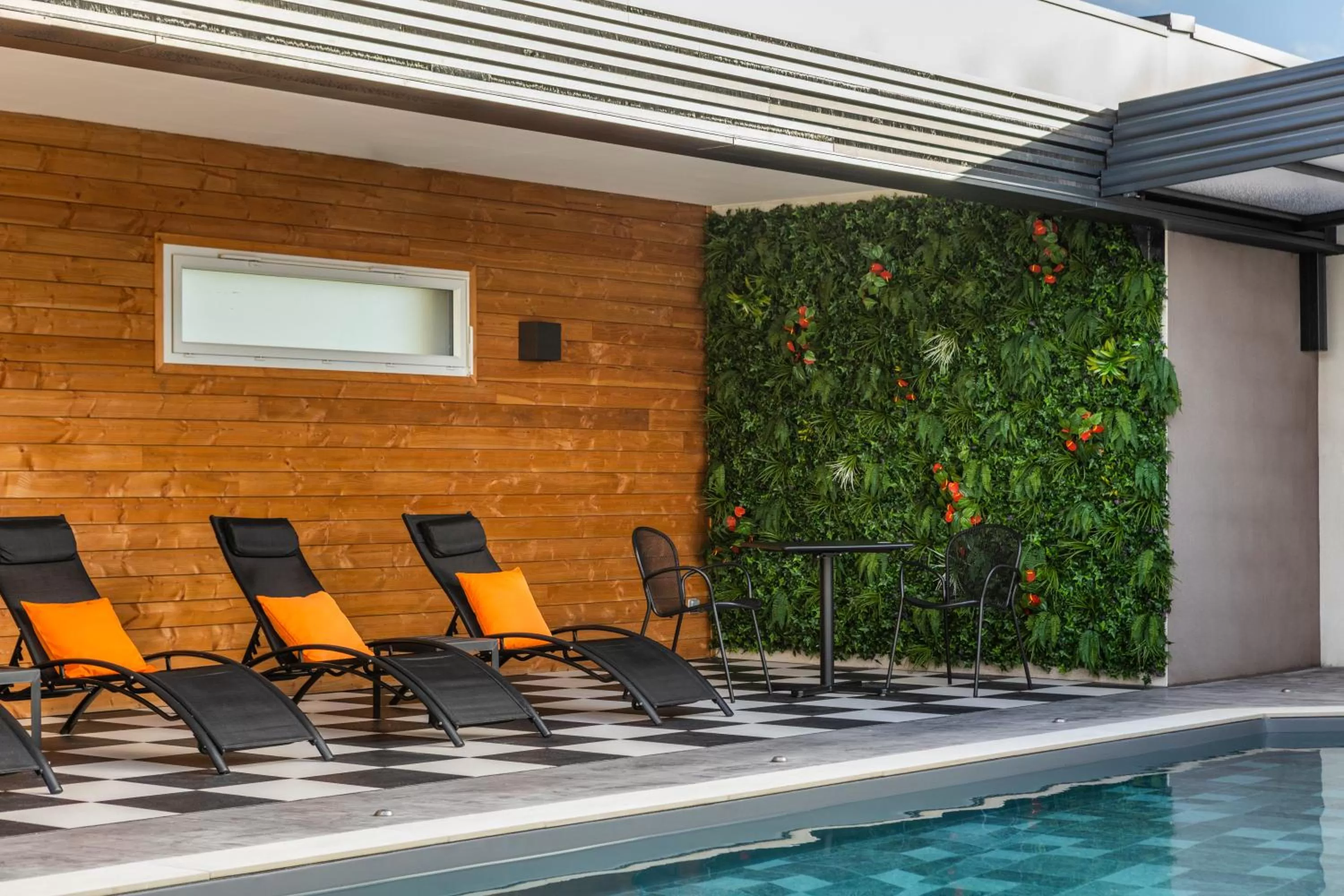 Swimming pool in ibis Saint-Nazaire - Trignac