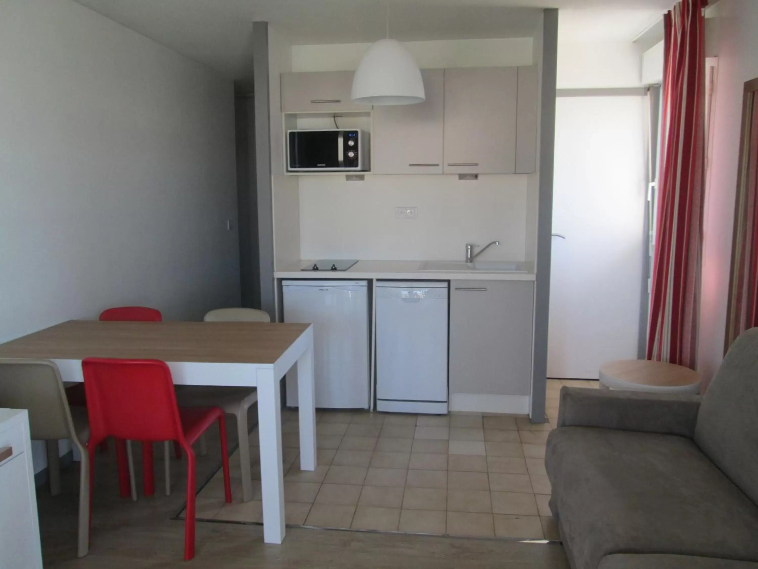 Kitchen or kitchenette, Dining Area in Résidence Mer & Golf Sokoburu