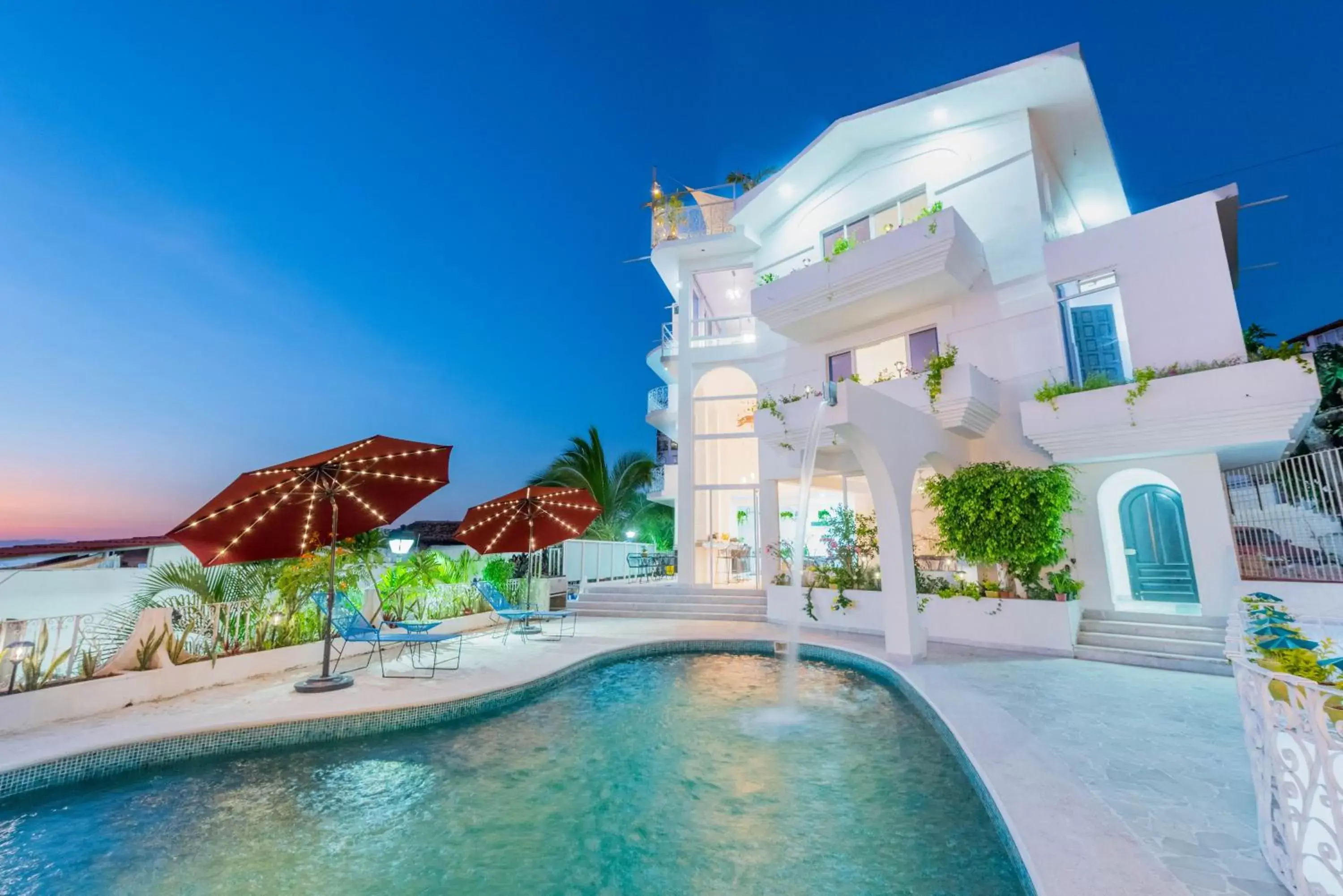 Swimming pool, Property Building in La Casa Blanca