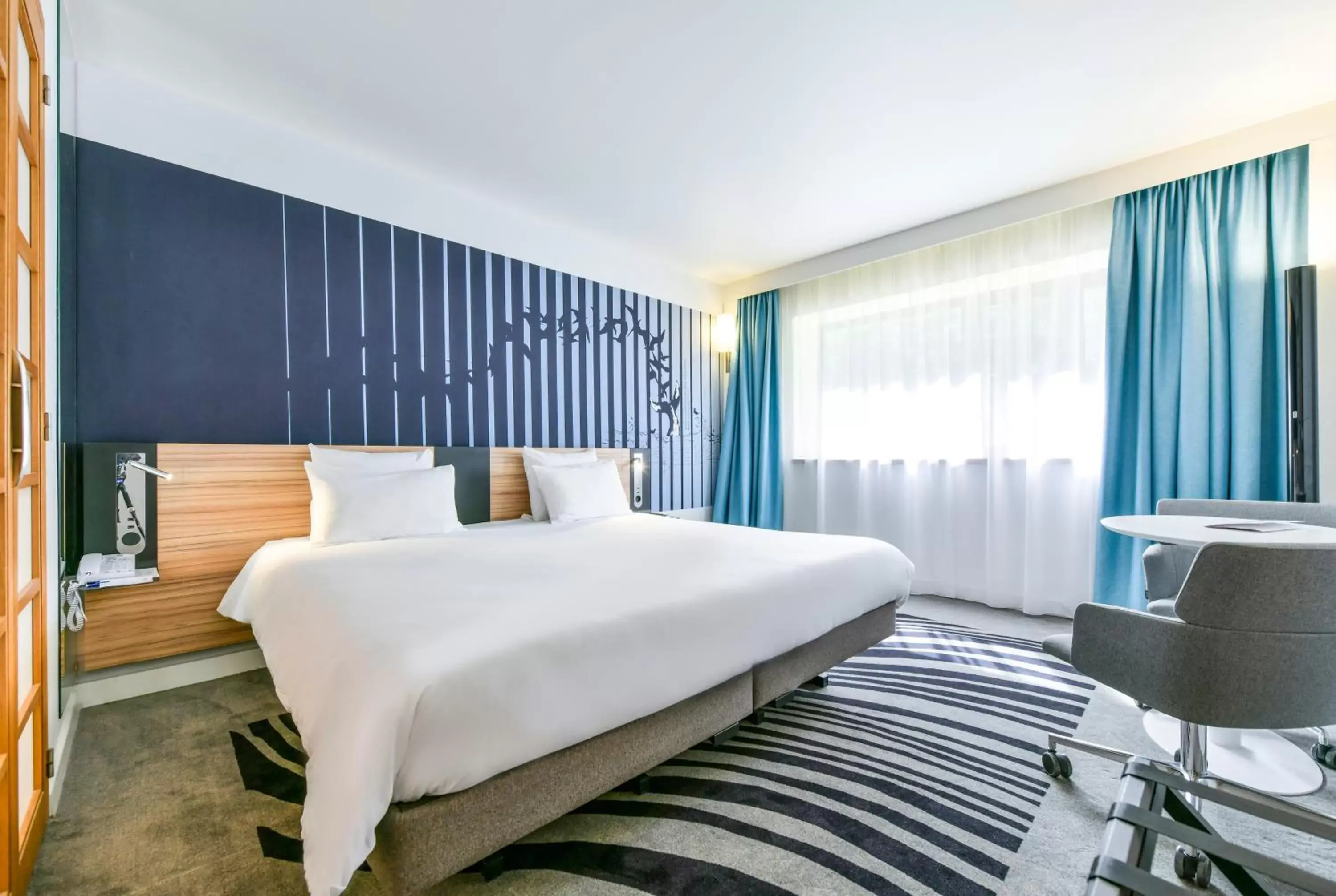 Photo of the whole room, Bed in Novotel La Rochelle Centre