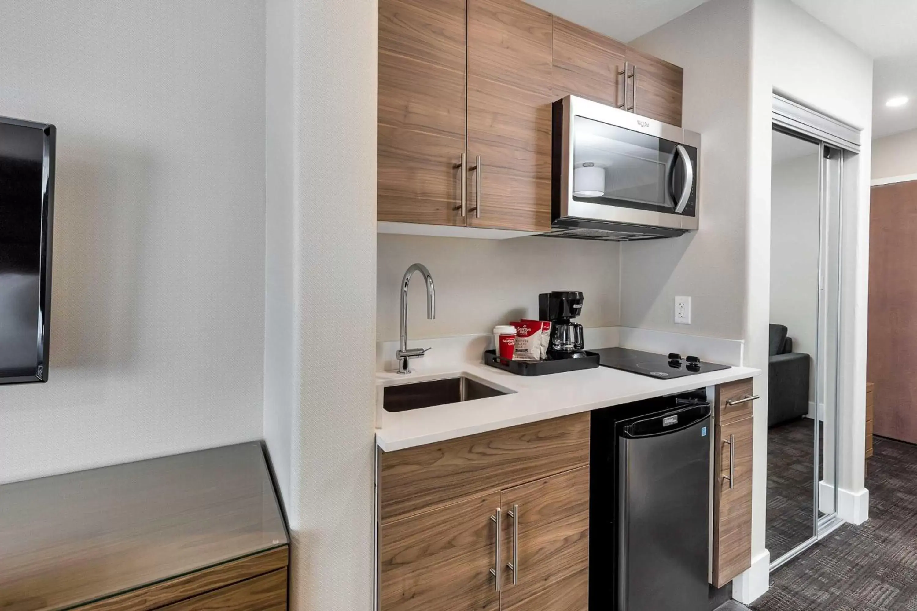 Photo of the whole room, Kitchen/Kitchenette in Sandman Hotel Grande Prairie