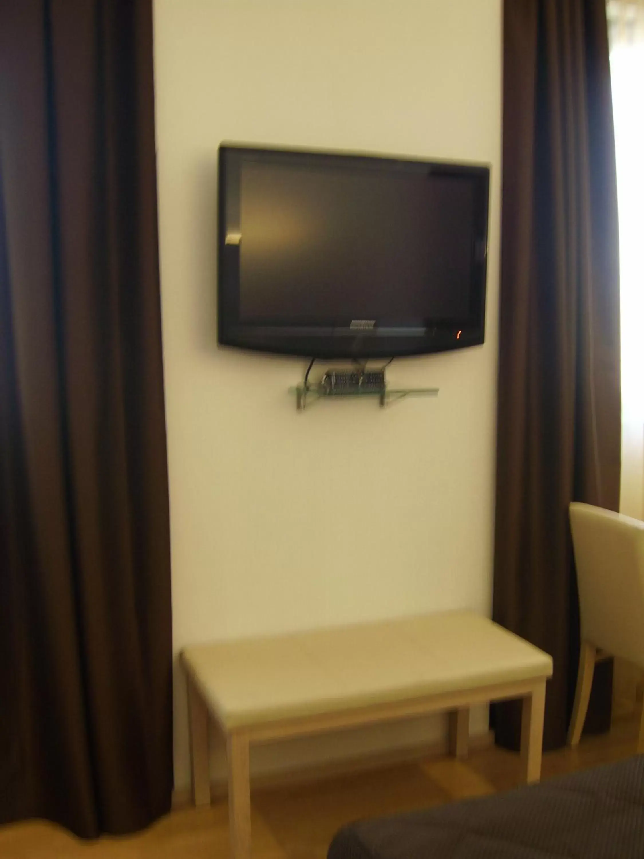 TV and multimedia, TV/Entertainment Center in Hotel Alexander