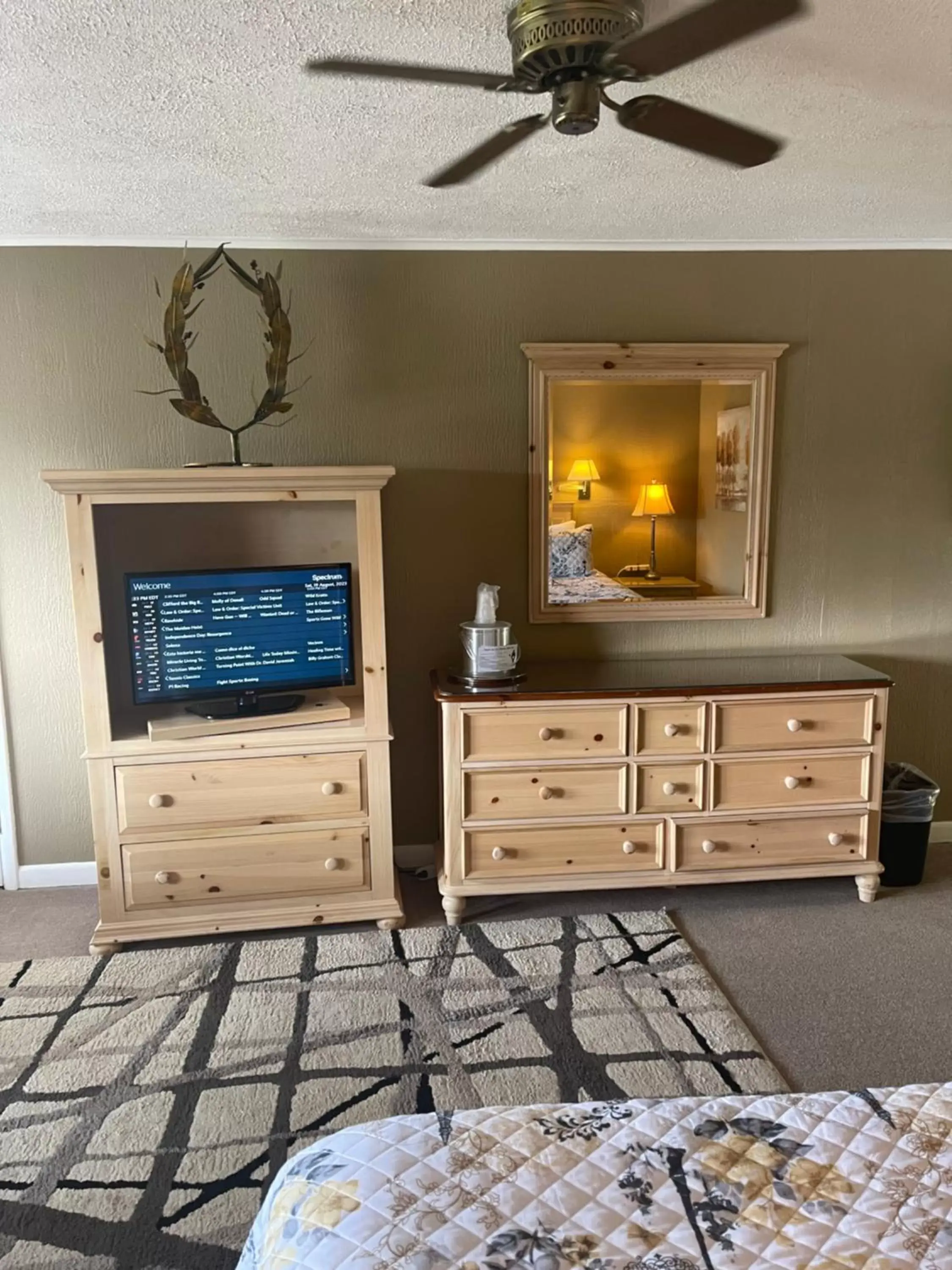 Bedroom, TV/Entertainment Center in Cliff Dwellers Inn