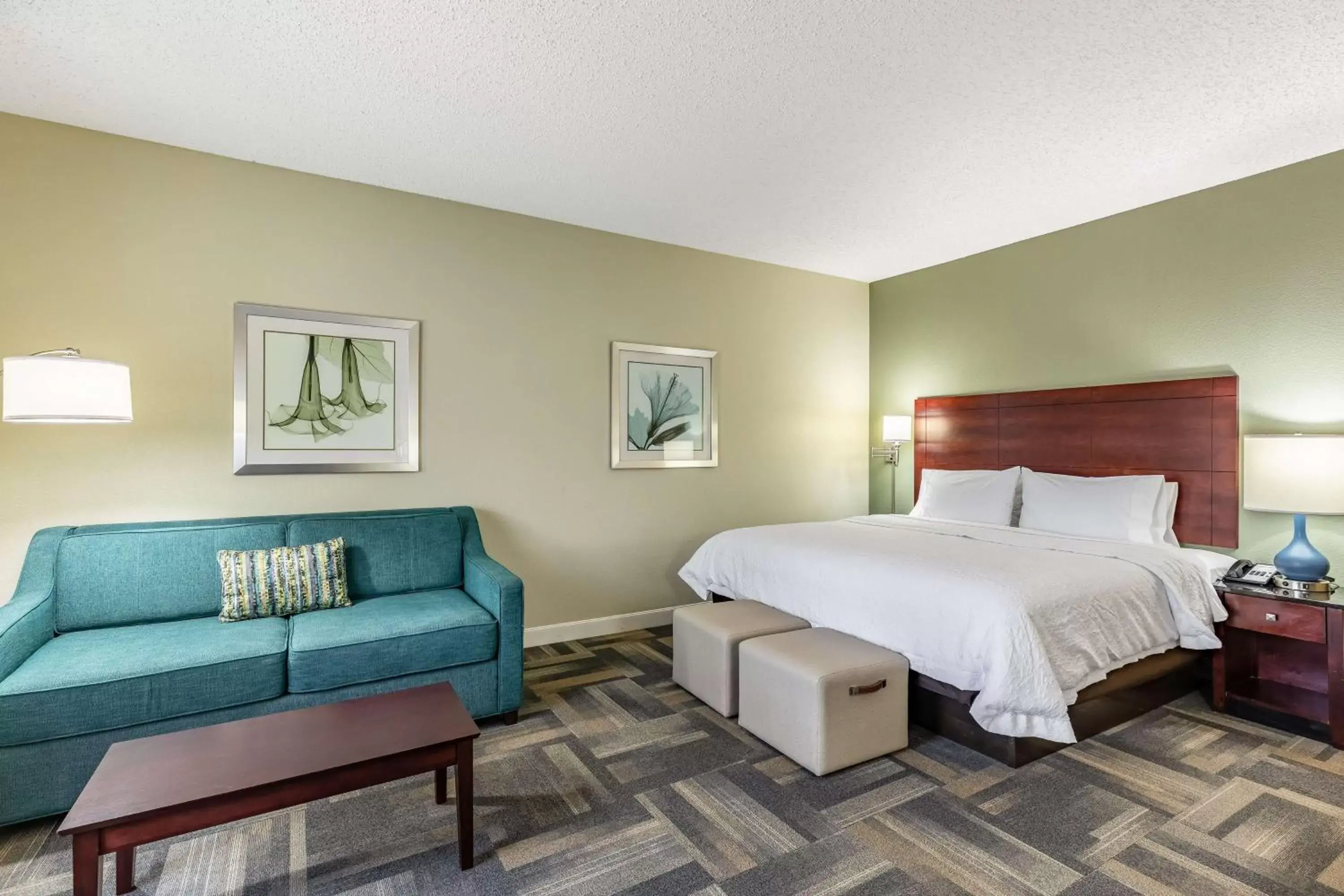 Living room, Bed in Hampton Inn & Suites Orlando-South Lake Buena Vista