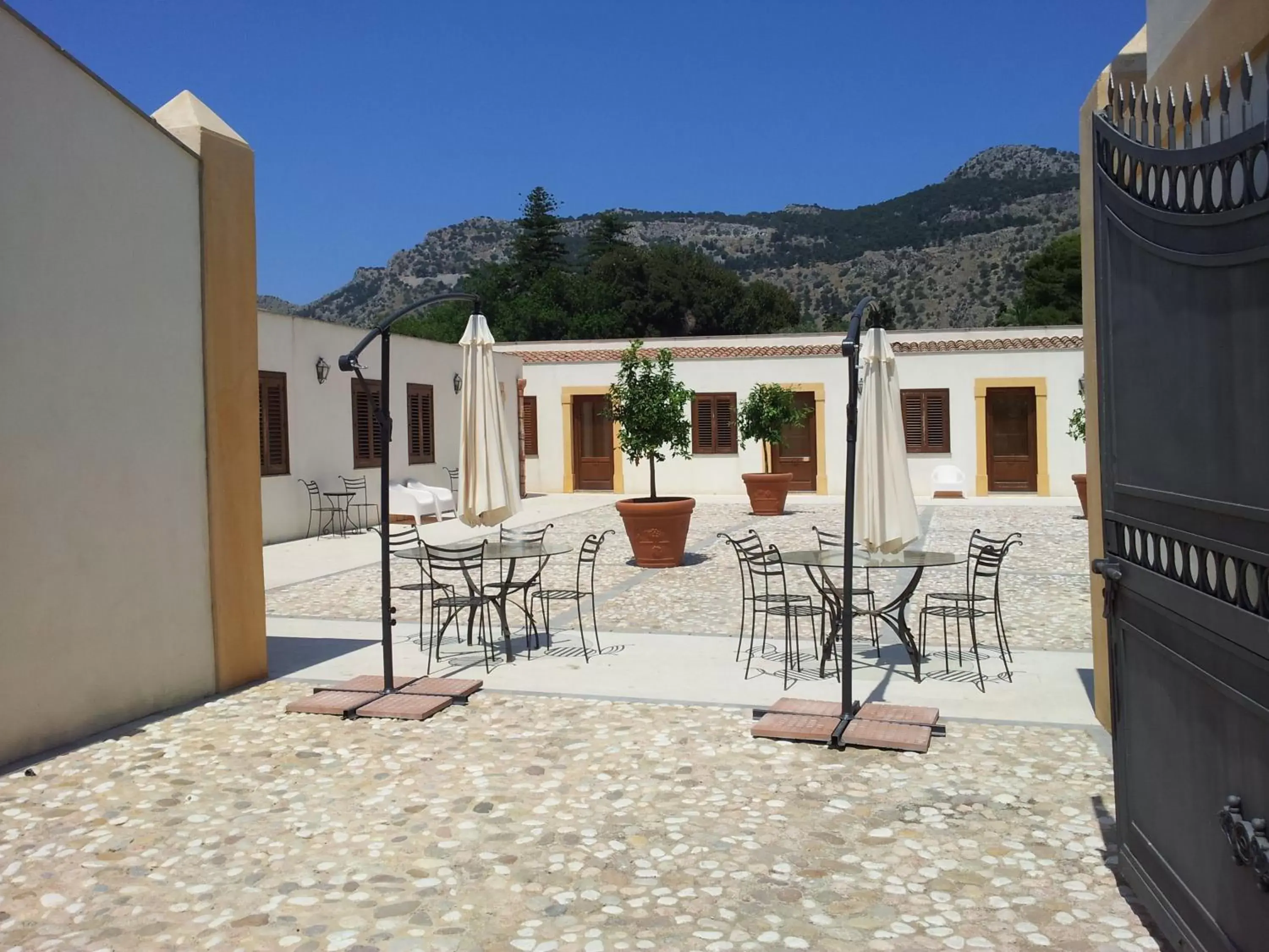 Facade/entrance in Hotel Villa Lampedusa