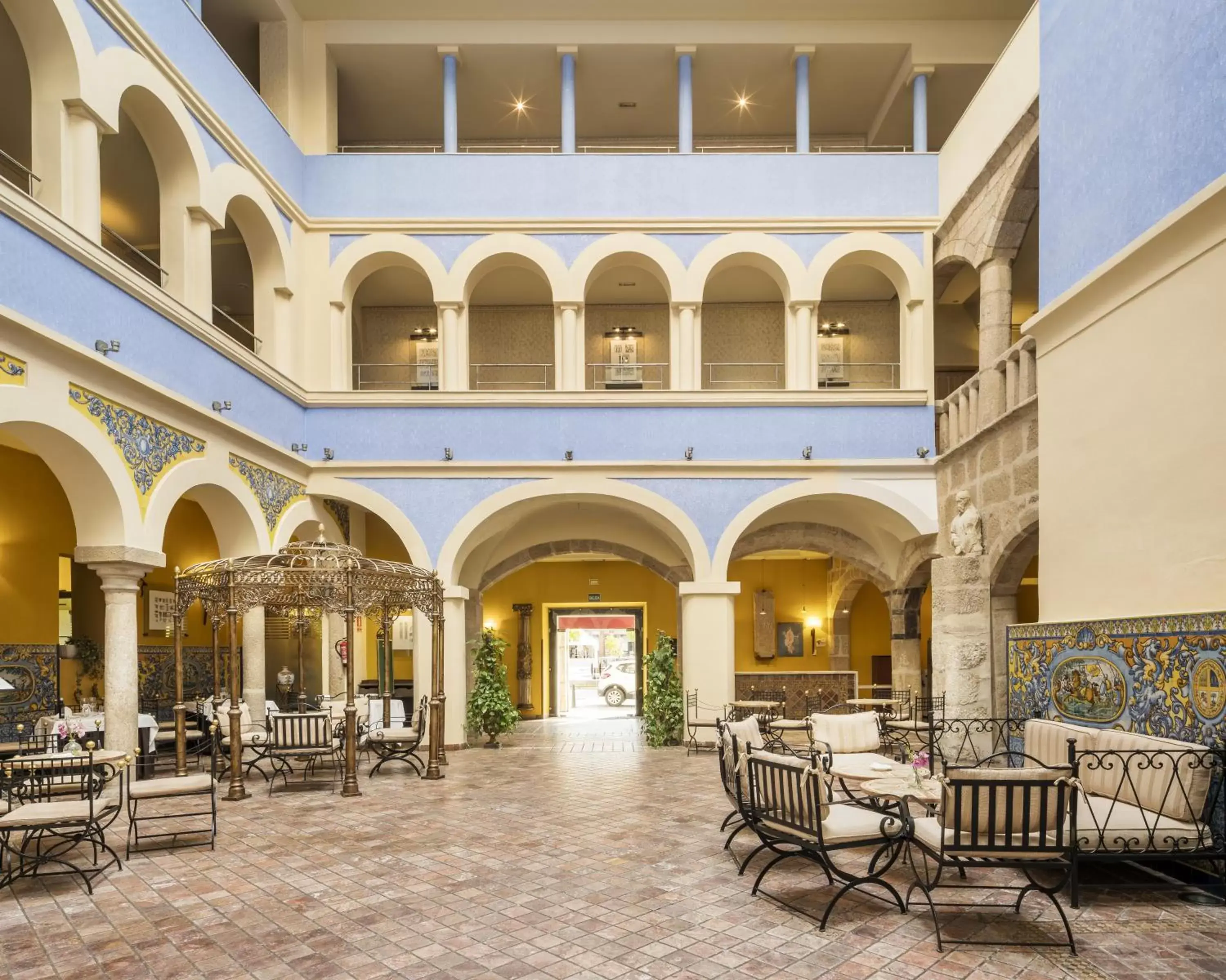 Lobby or reception, Restaurant/Places to Eat in Hotel Ilunion Mérida Palace