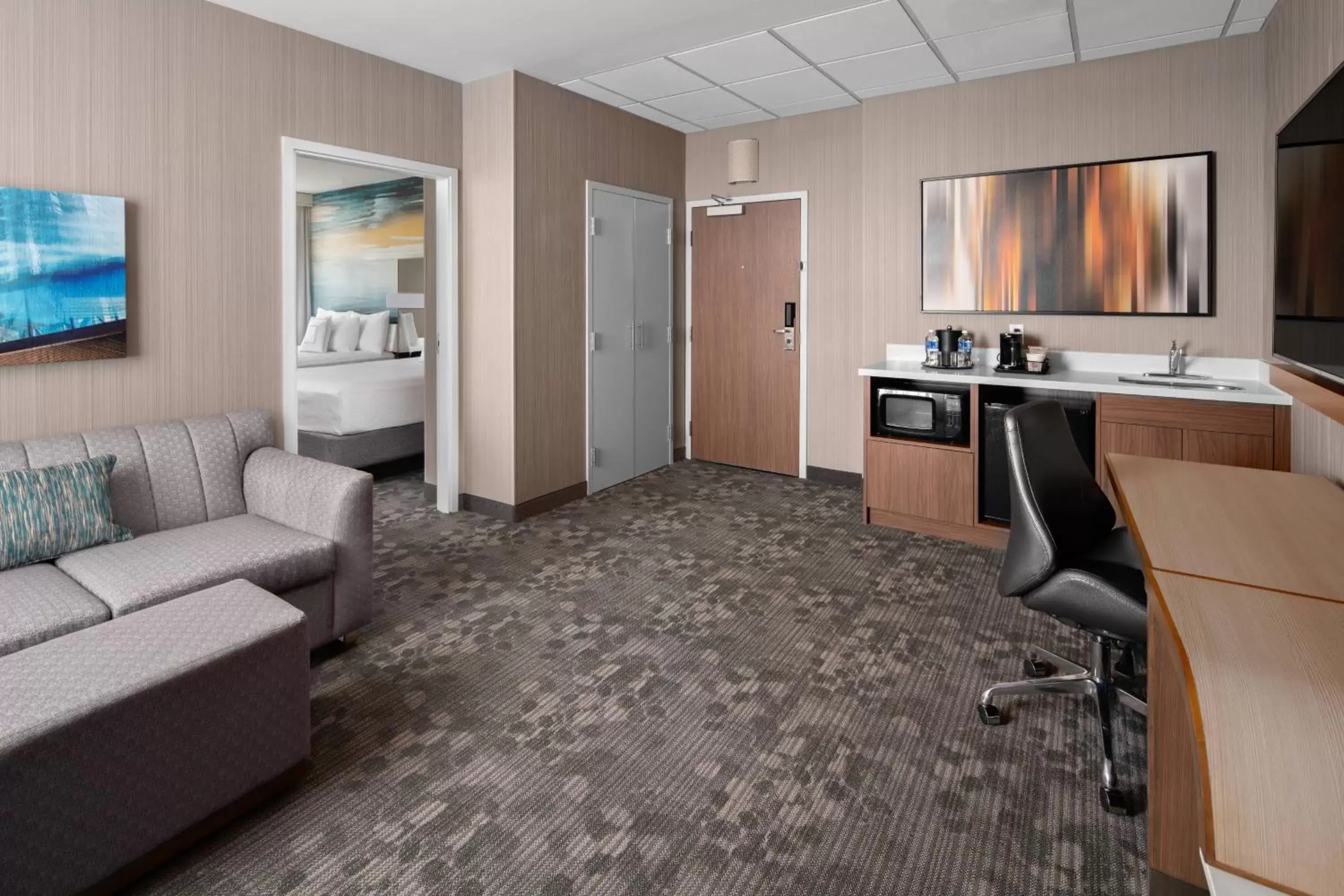 Living room, TV/Entertainment Center in Courtyard by Marriott Edmonton Downtown