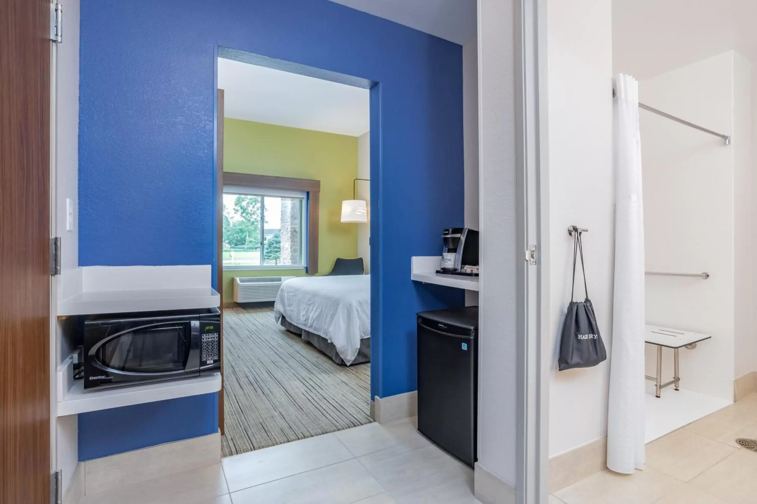 Photo of the whole room, Bed in Holiday Inn Express & Suites - Elkhart North by IHG Photo of the whole room, Bed in Holiday Inn Express & Suites - Elkhart North by IHG