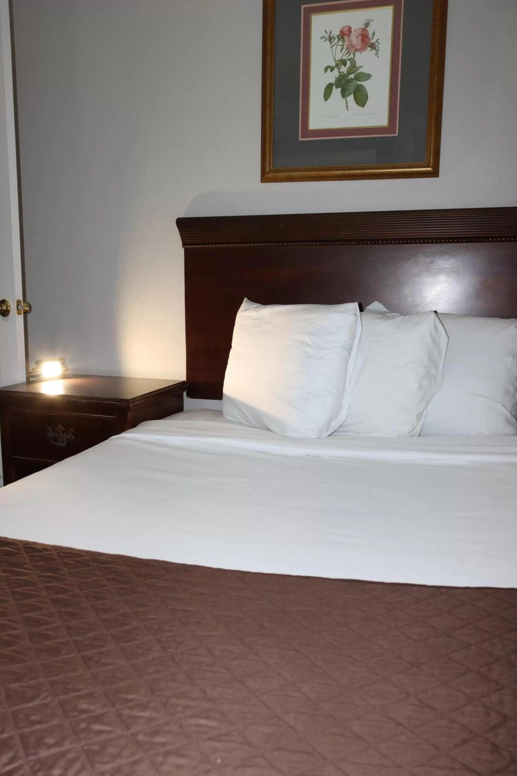 Bedroom in The Burgundy Inn Hotel and Apartments