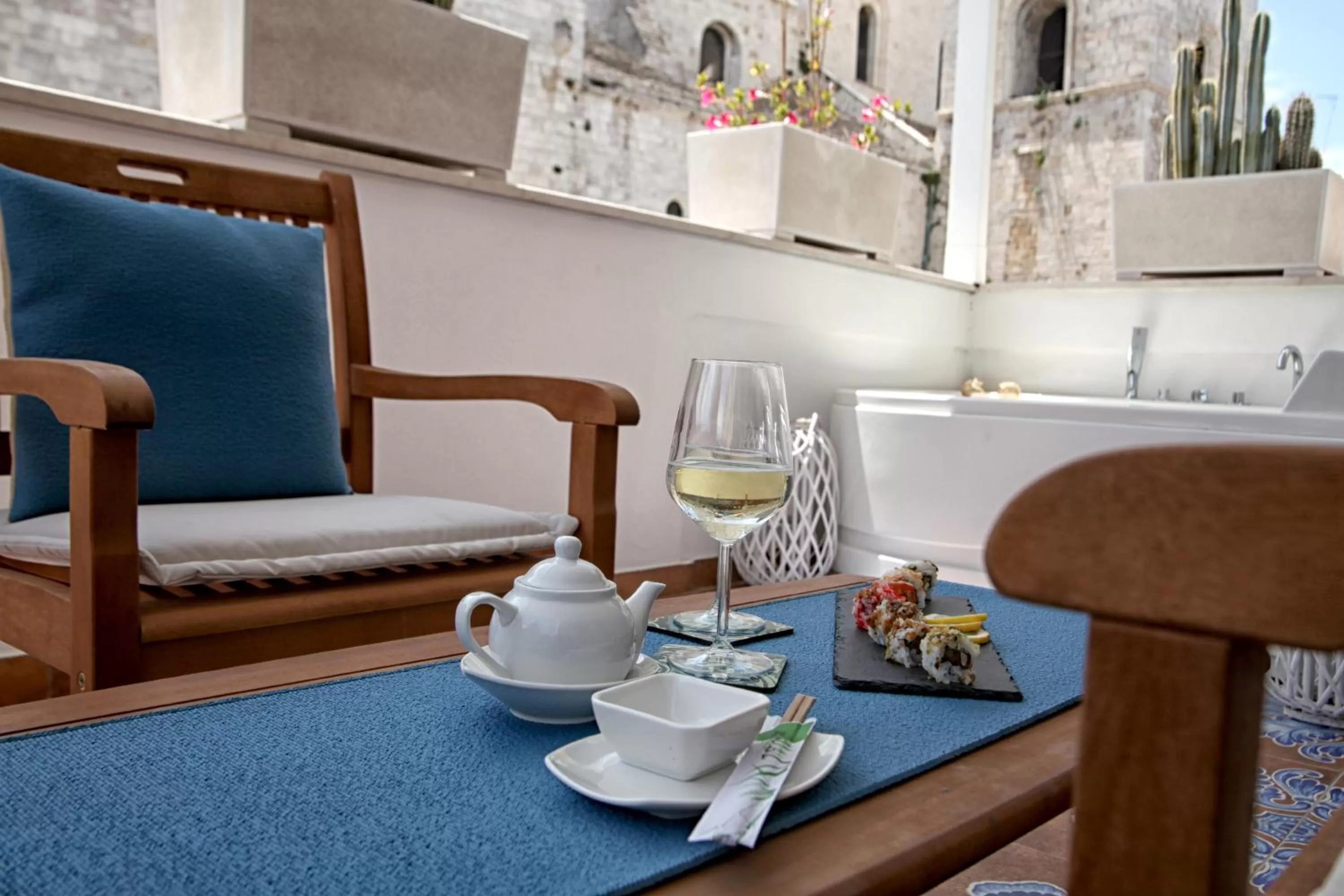 Dining area in Mare Versus Luxury Suites