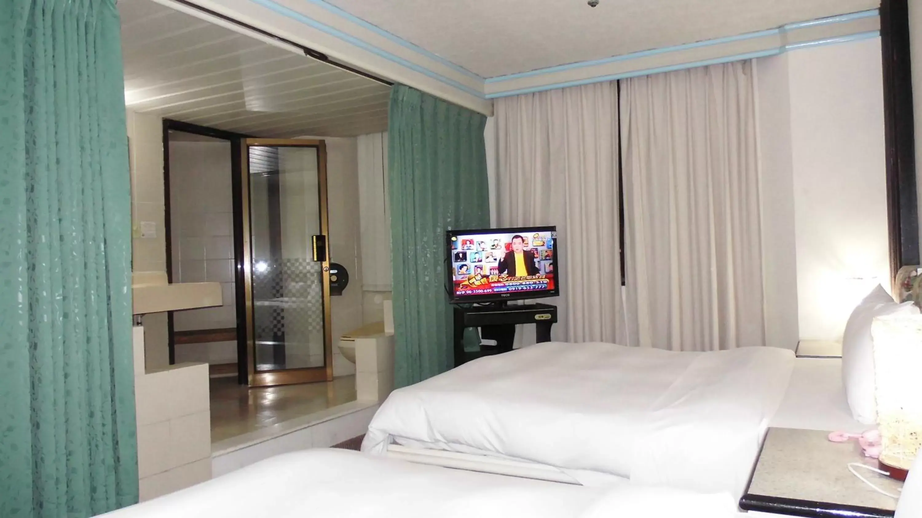 Photo of the whole room, Bed in Modern Plaza Hotel