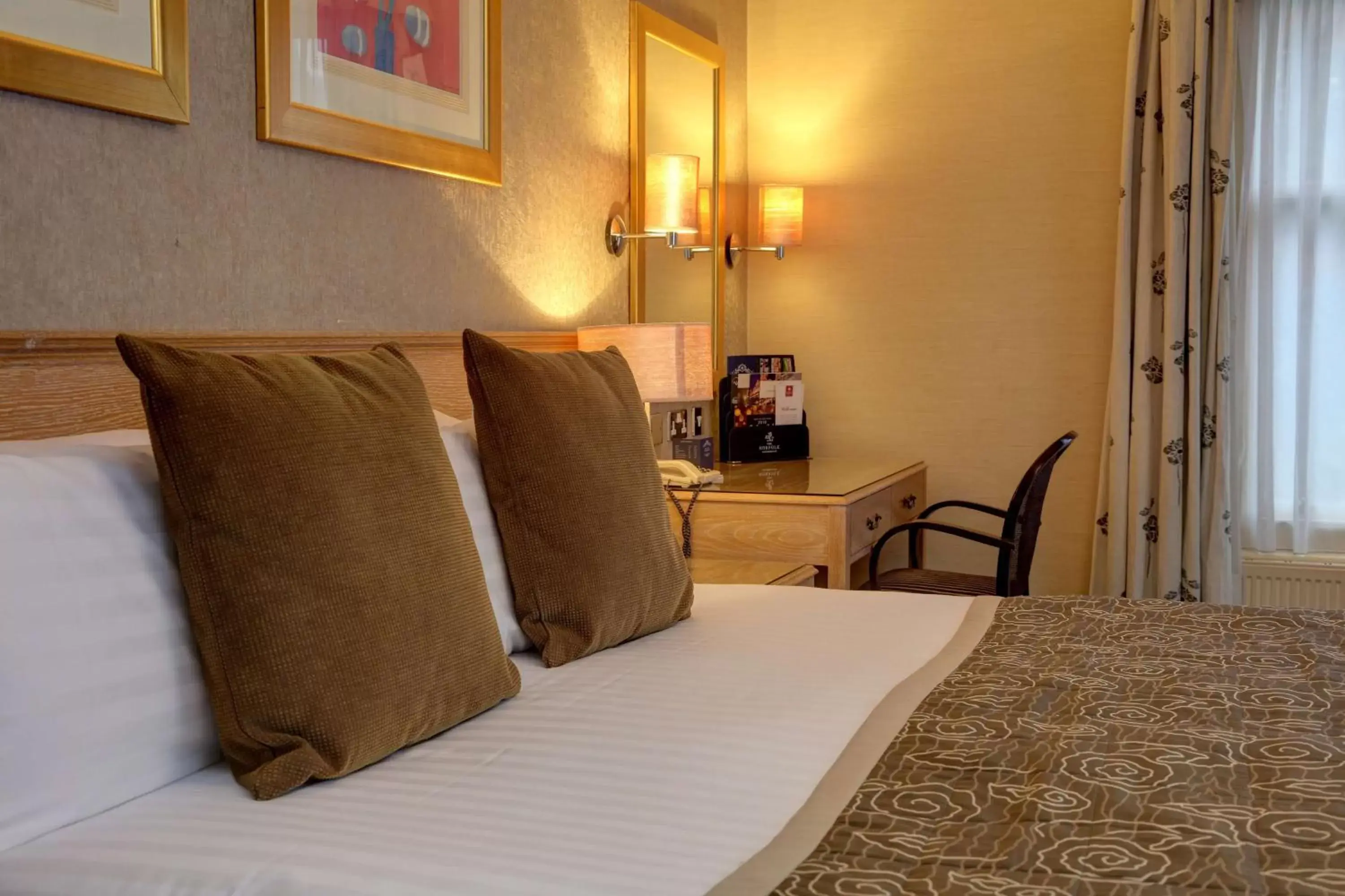 Bedroom, Bed in Norfolk Royale Hotel